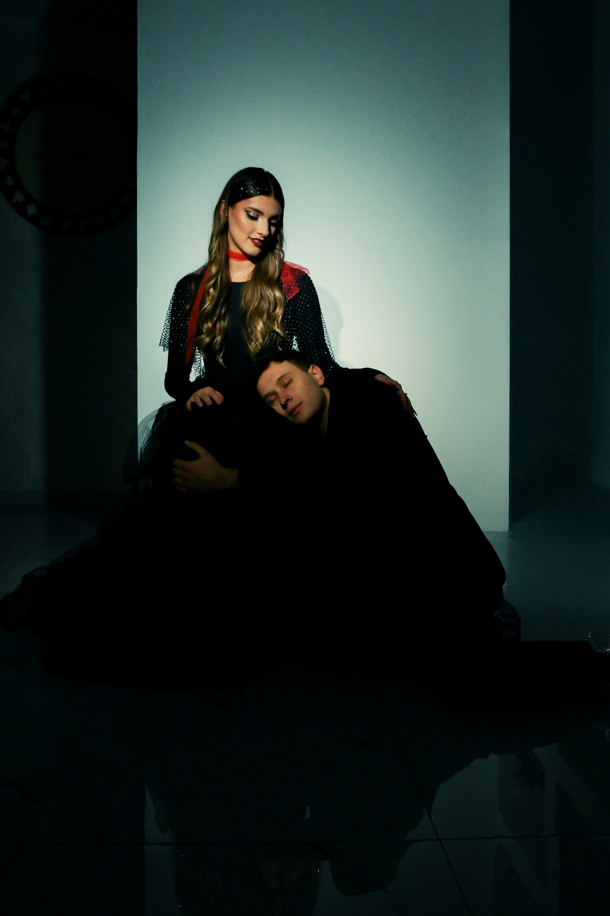 il ragazzo ha appoggiato la testa sulle ginocchia della sua amata