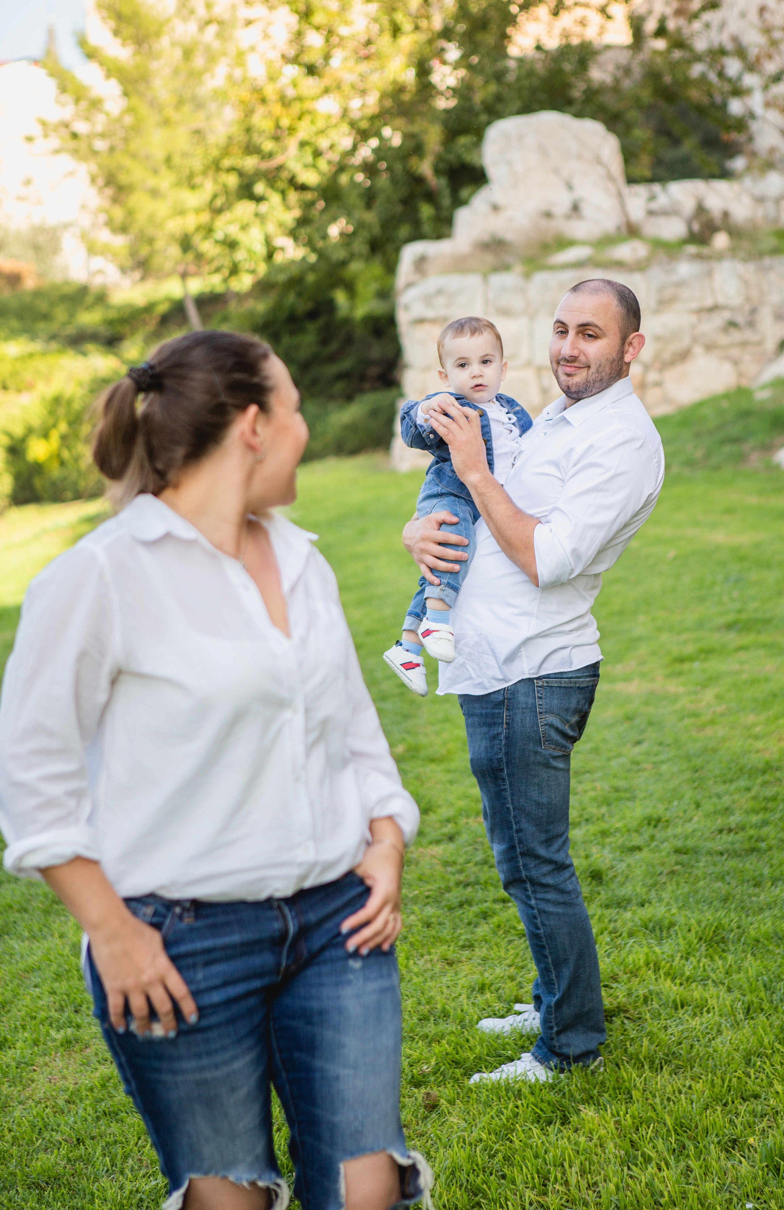 AT THE WALLS OF THE OLD CITY. PHOTOGRAPHER IN ISRAEL