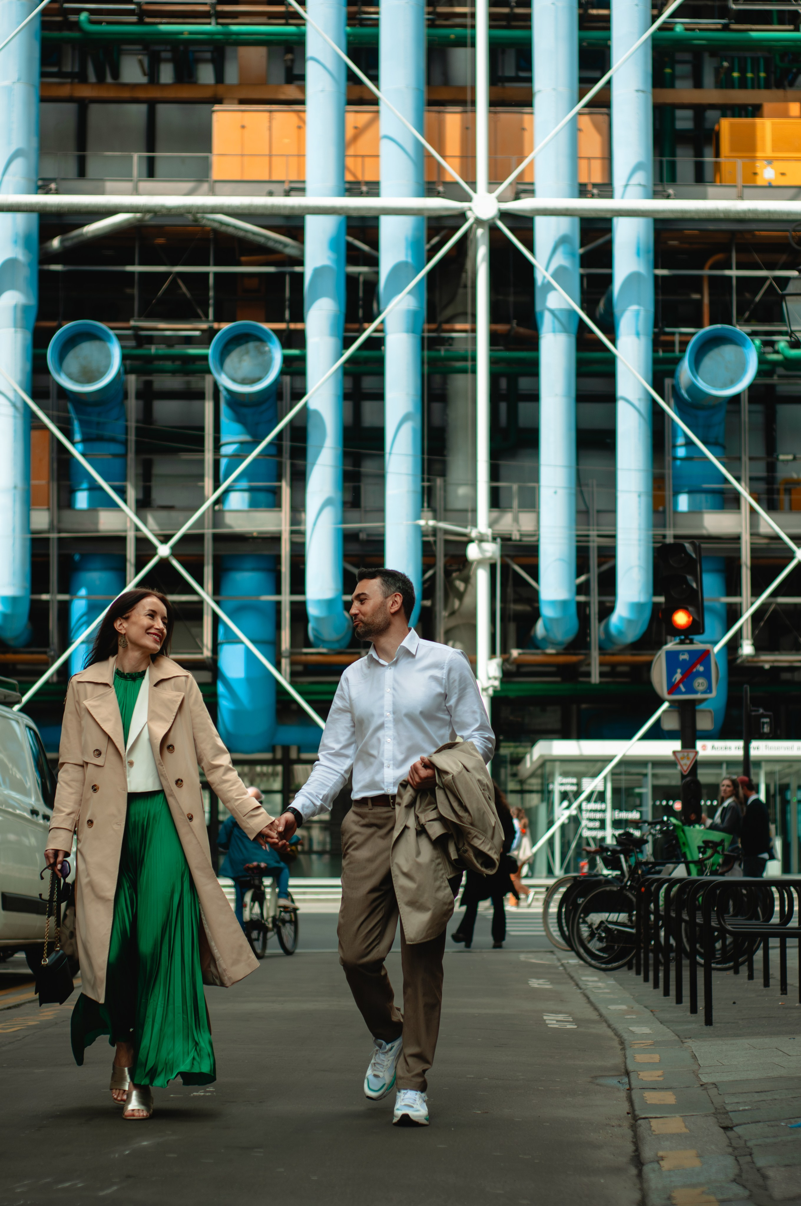 Couple photoshoot in blooming Marais. Paris photographer — Polina Osipova