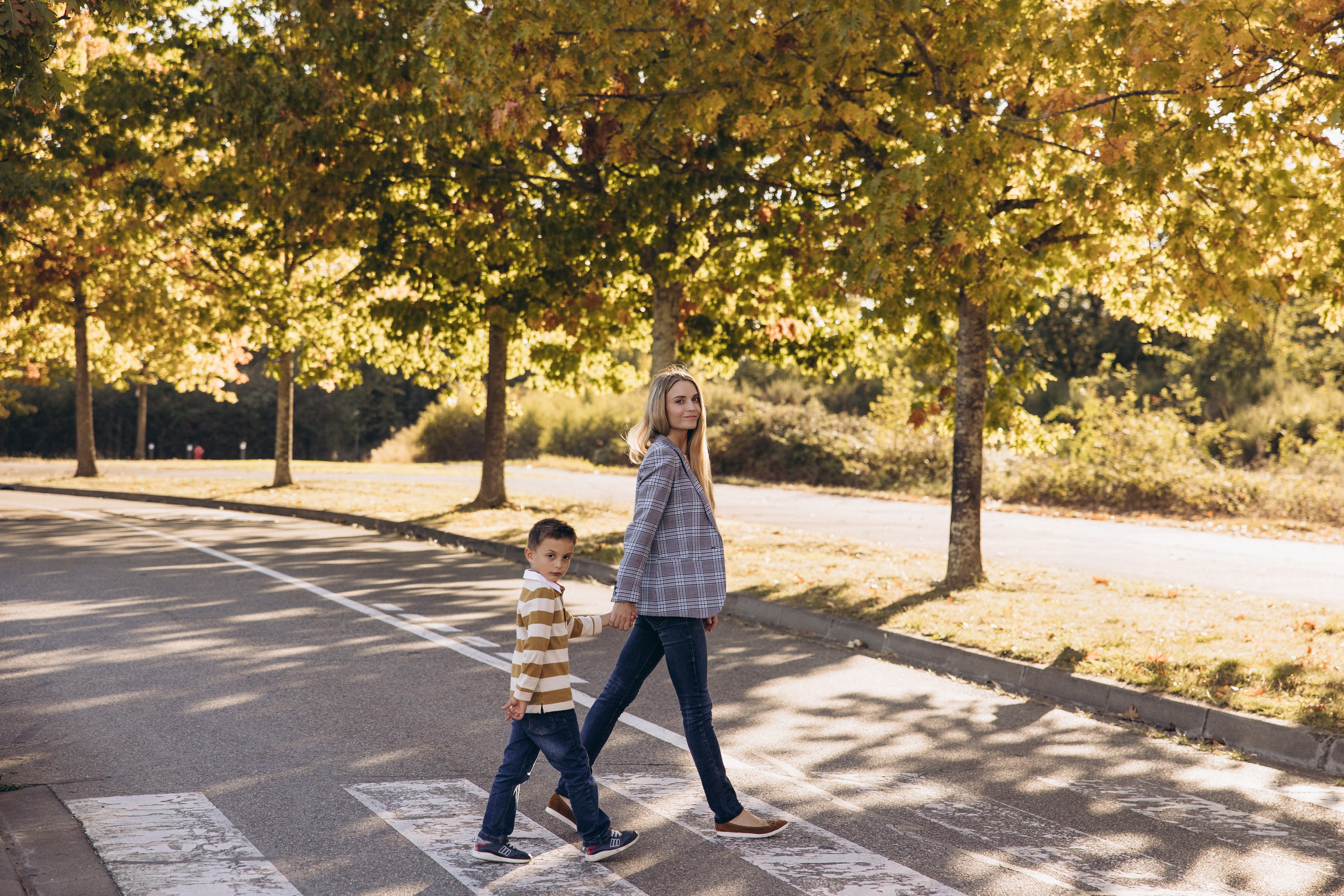 Autumn mother-son family photoshoot in Toulouse. Eugénie Smirnova — your photographer in Toulouse and southwest France
