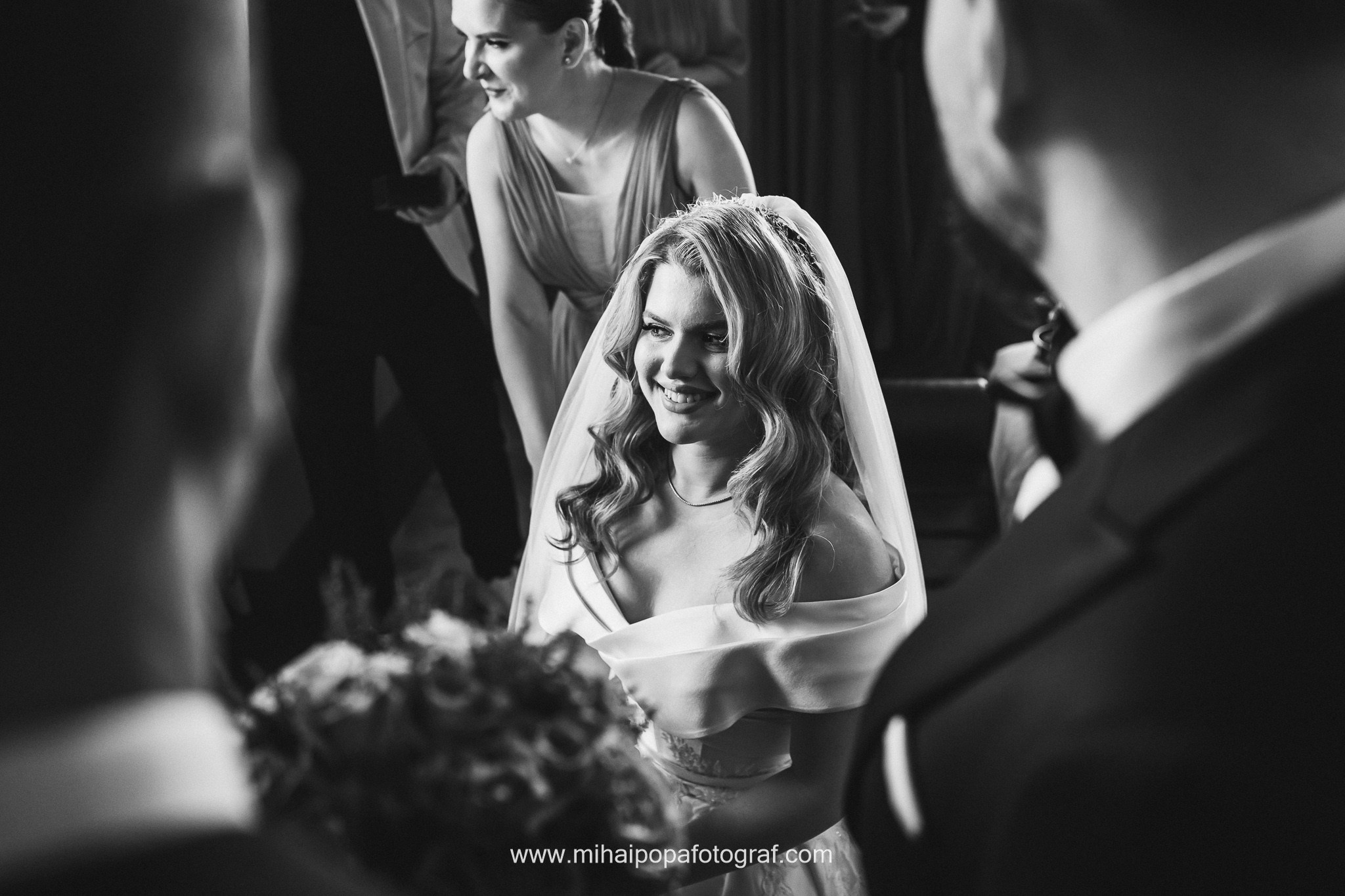 Moment emoționant între miri în ziua nunții, surprins într-un cadru natural și romantic, la Daimon Events. Fotografie de nuntă profesională, editată artistic pentru a evidenția emoția și eleganța evenimentului.