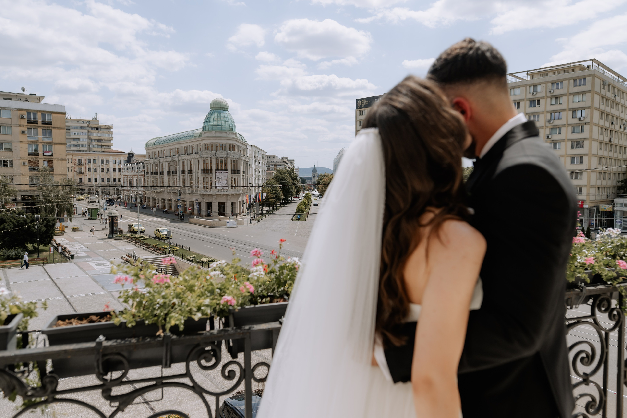 Cununie civila in aer liber , artificii de zi colorate , decor nunta , nunta la Hotel Traian. Proud Vision Weddings | Wedding Photography & Film — Servicii profesionale Foto Video Nunta Iasi