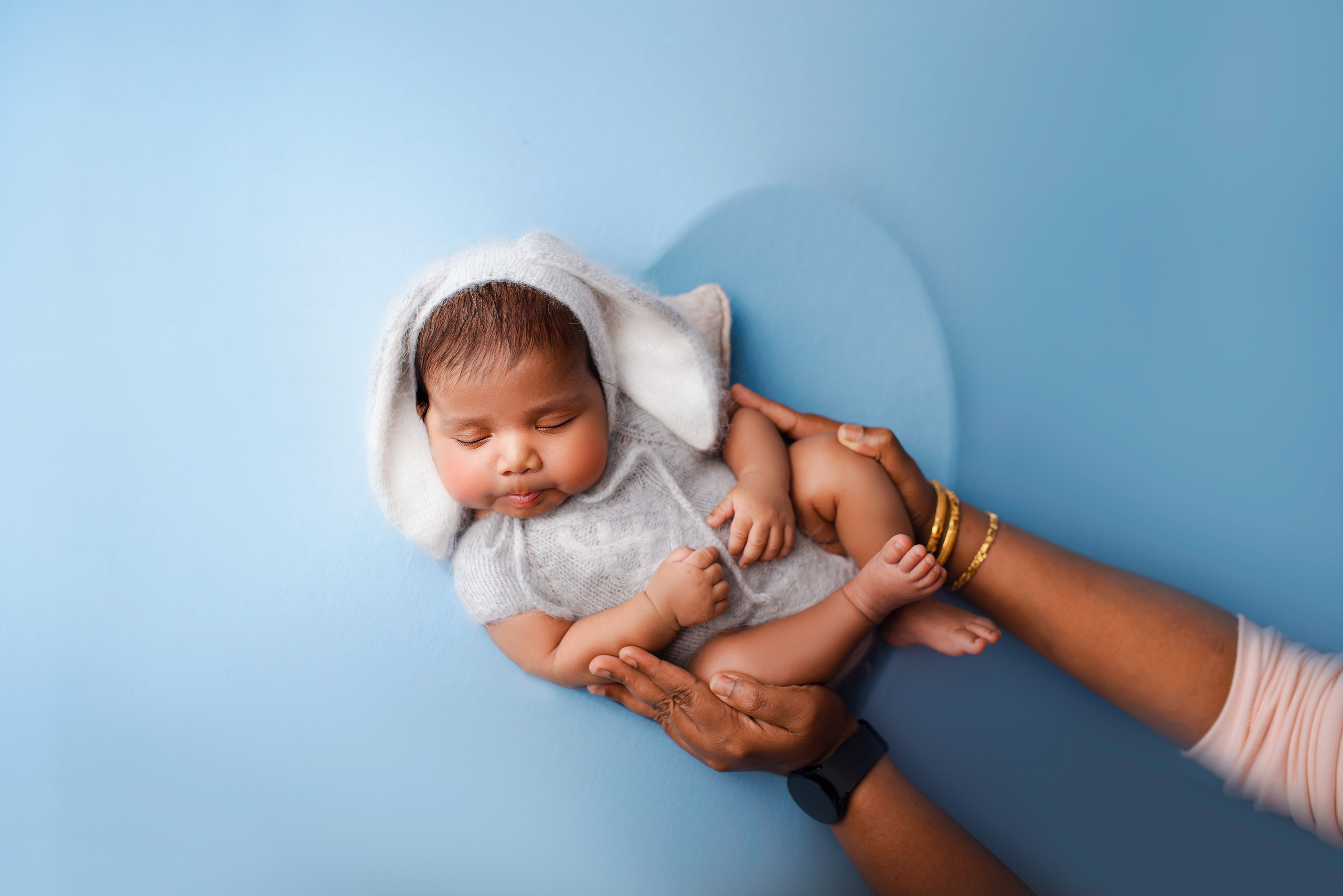 Newborn photoshoot. Newborn photographer and Photography Educator in Prague Yana Stelmakh