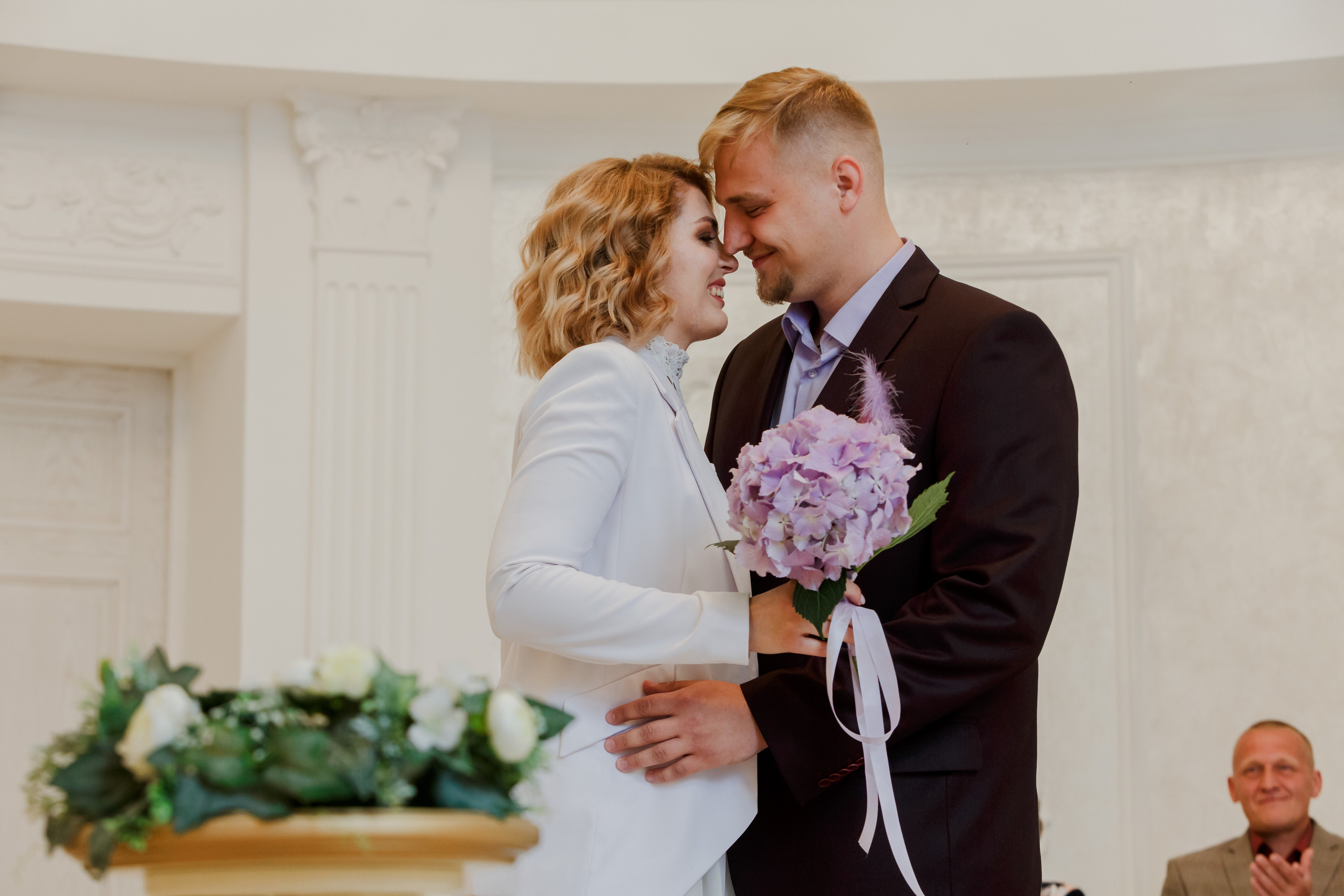 Valientes recién casados ​​comen hamburguesas con guantes negros. Fotógrafo de retrato, familia y reportajes en Valencia | España | Europa Vitalii Lumier