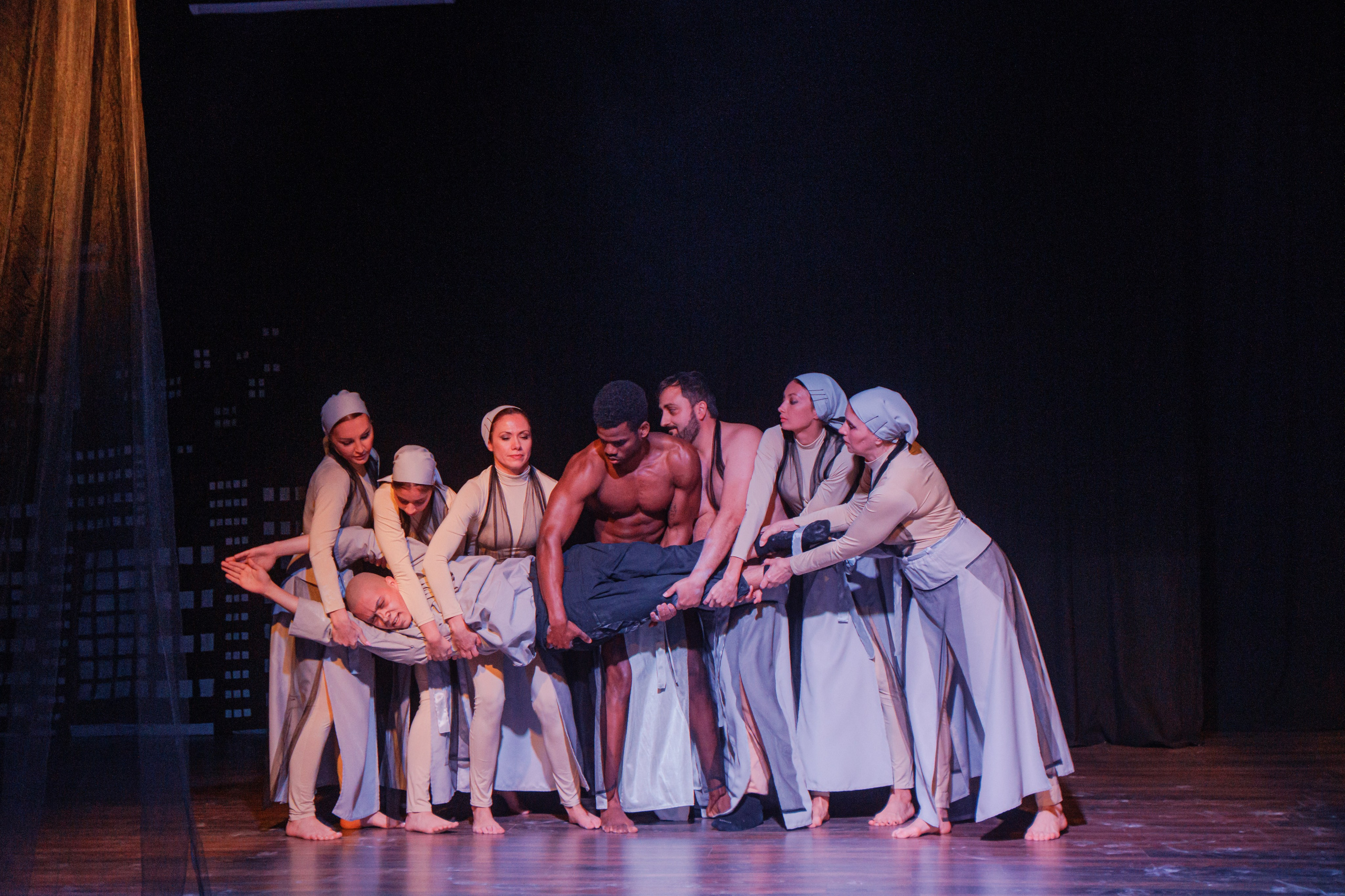 Fotos de la representación teatral en Valencia. Fotógrafo de retrato, familia y reportajes en Valencia | España | Europa Vitalii Lumier