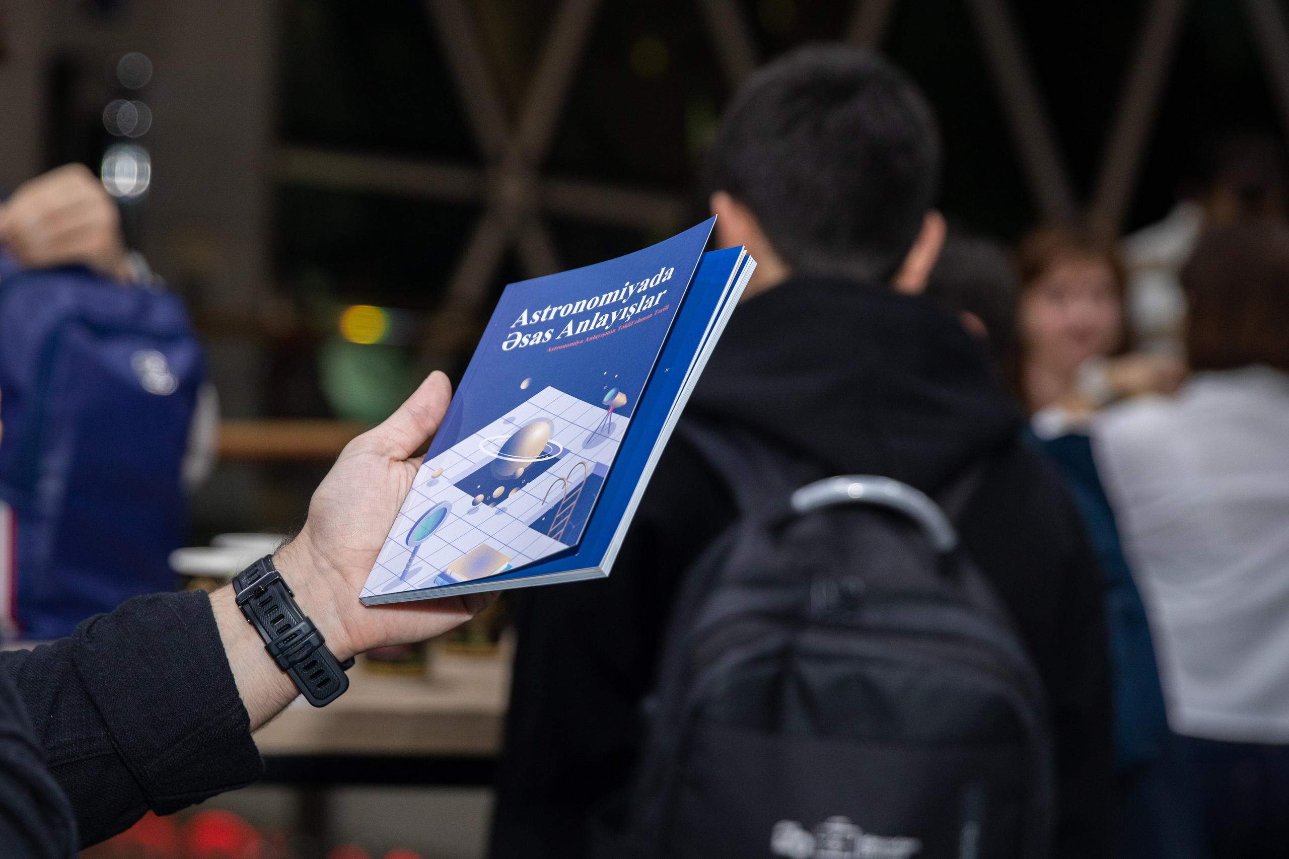 “Astronomiyada Əsas Anlayışlar” kitabının və “Fəza və Zamanın Elçiləri” filminin təqdimatı. Həvəskar Astronomlar Cəmiyyəti — Astronomy.az