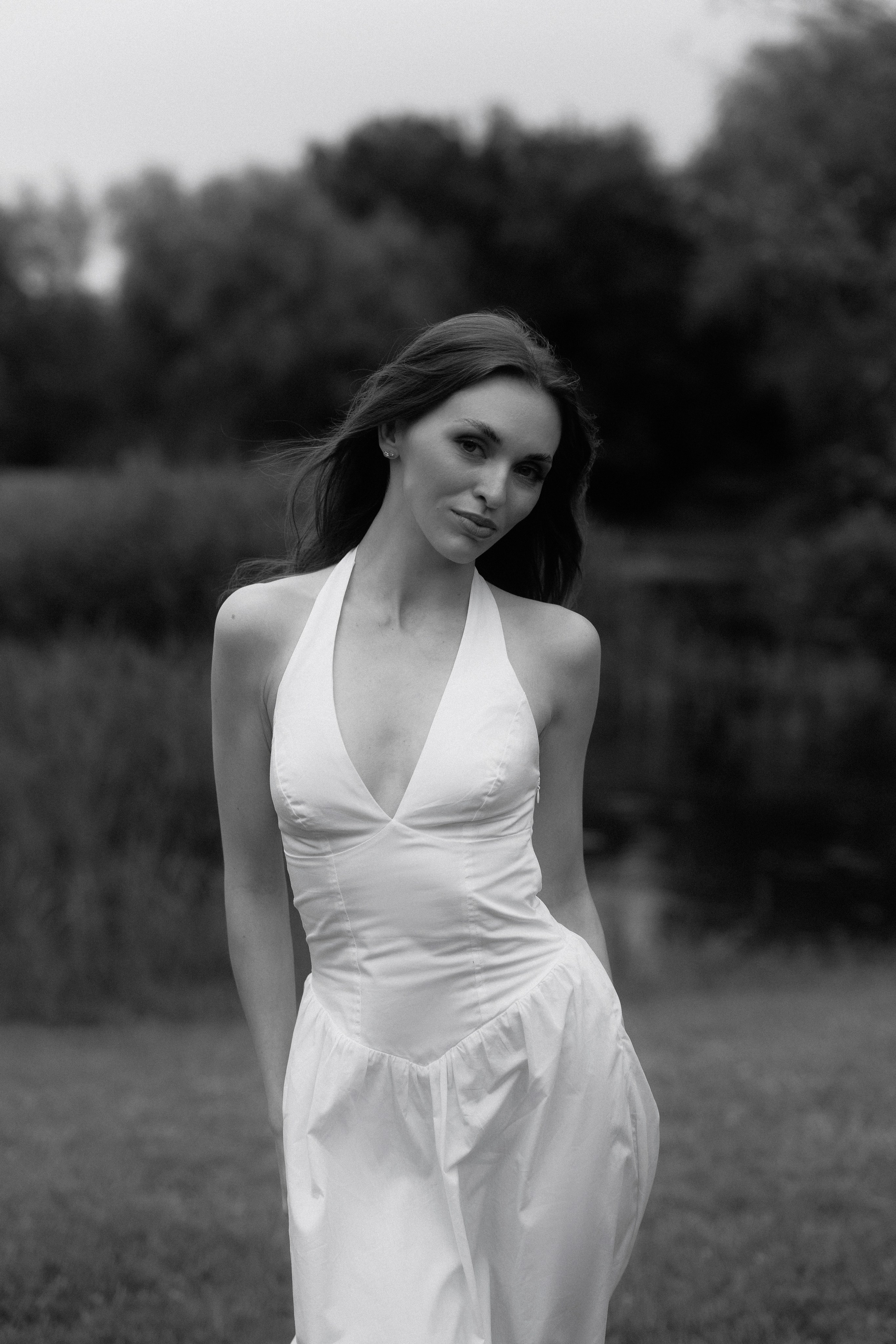 Between Rain and Light — Black & White Portrait Session in Leipzig. Кристина Кожельцова — чёрно-белая портретная фотография в Лейпциге. Германия