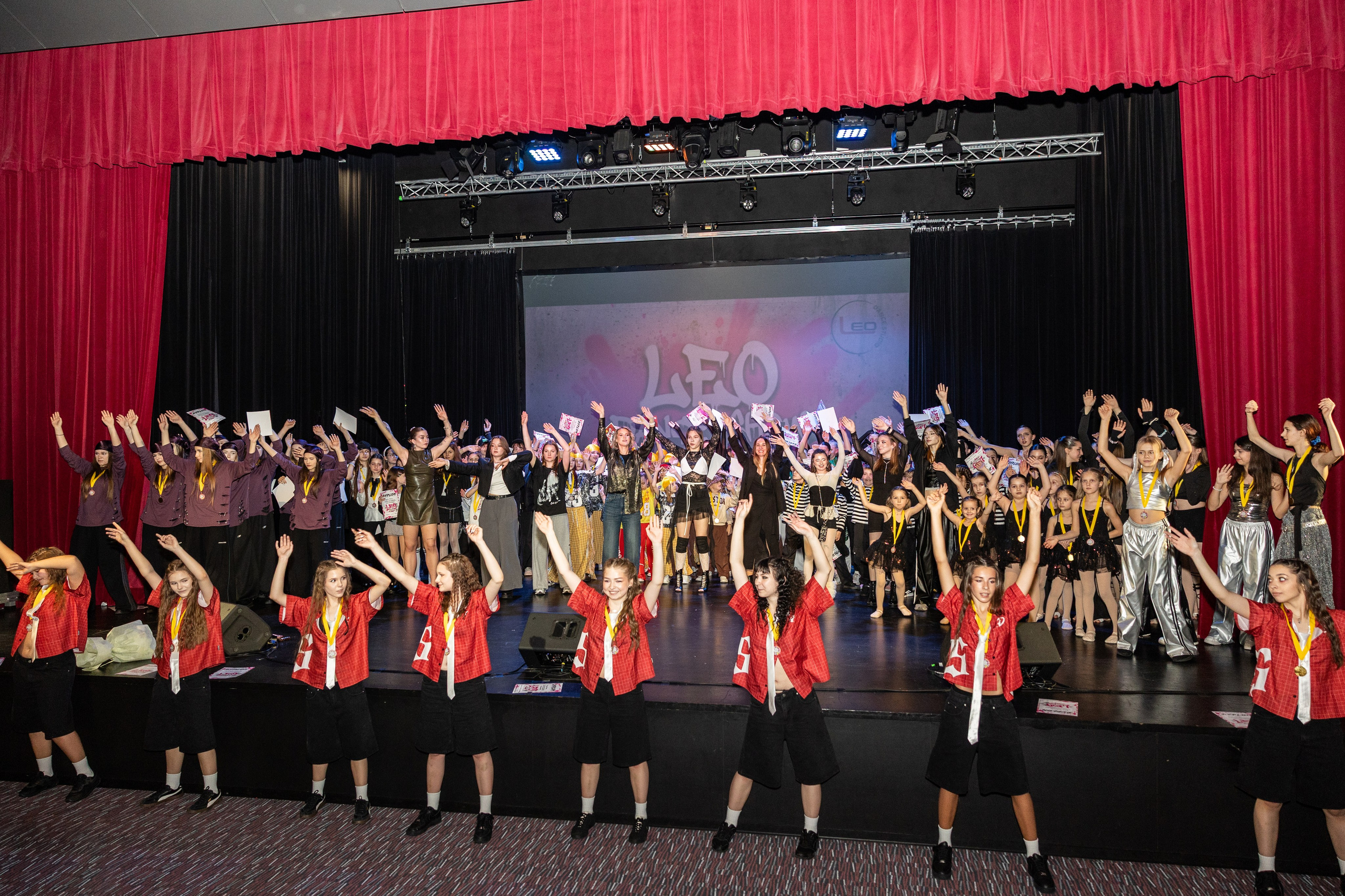 LEO DANCE SHOW WINTER 2025. Семейный и детский фотограф в Варшаве Мила Бобровская