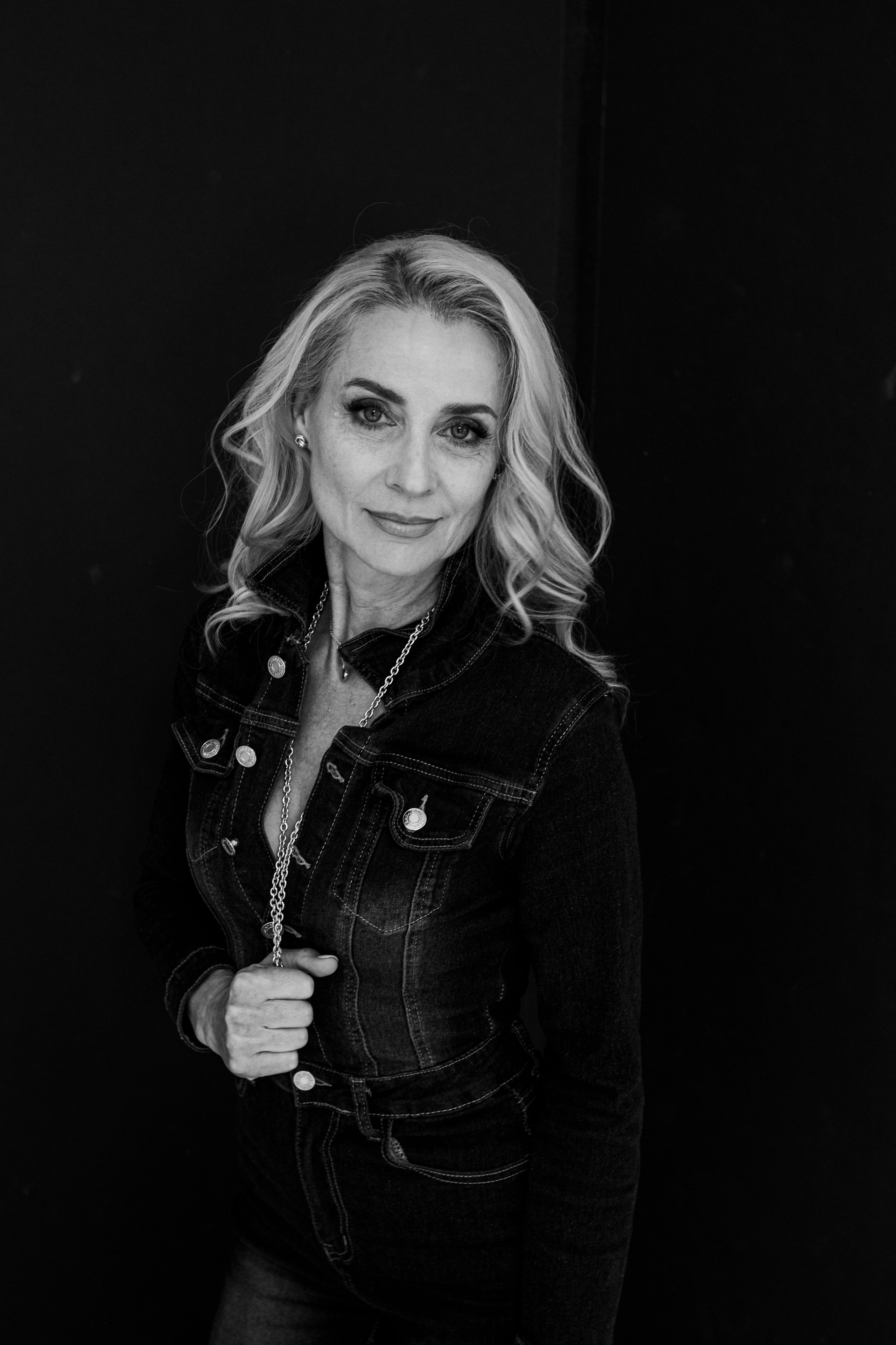 K. Rawnoir- Portrait photography by Daria Paliy.Timeless black&white portraits of women in NYC area