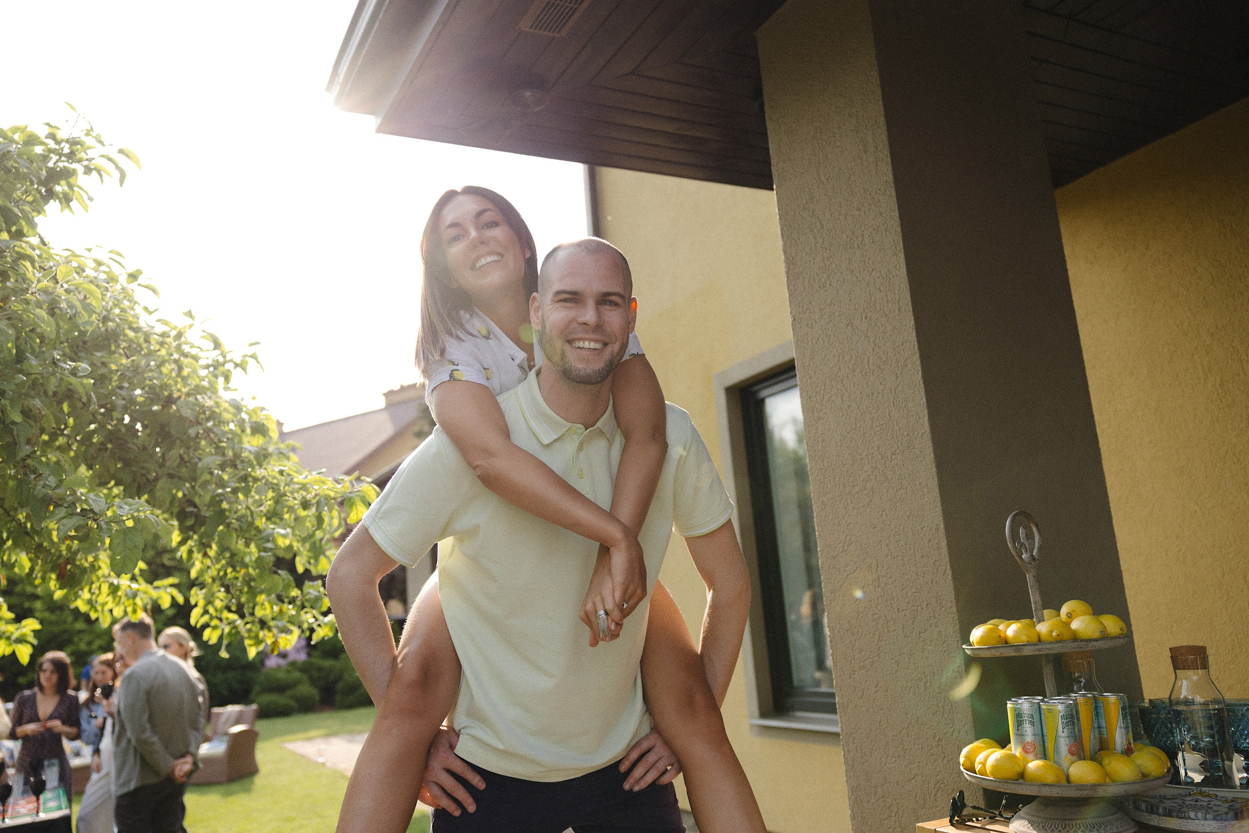 Летний день рождения в итальянском стиле — атмосферная съёмка праздника. Евгений Тимофеев | Свадебный и контент-фотограф и видеограф в Риге