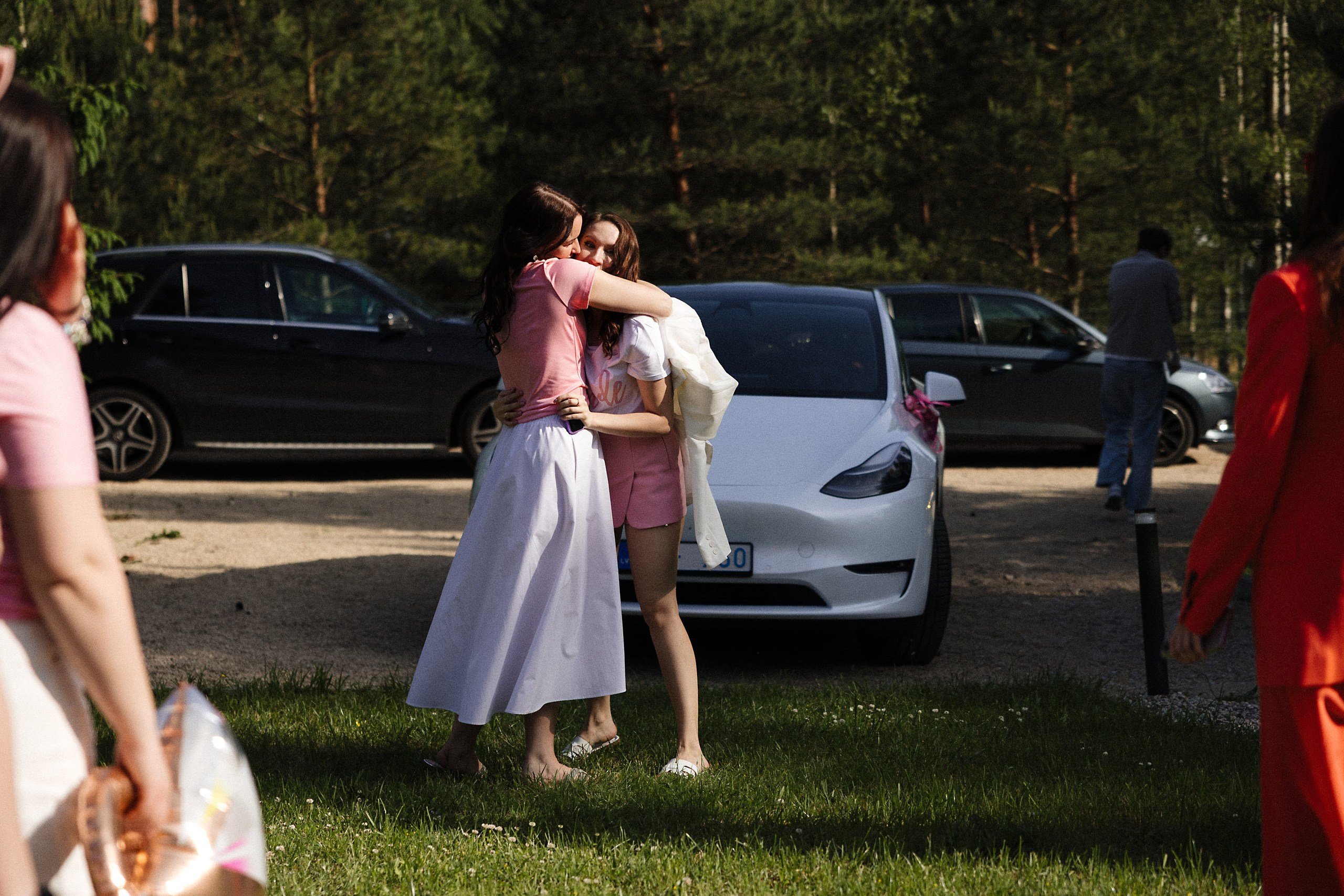 Яркая фотосессия девичника в Риге: розовые наряды и очки в форме сердца. Евгений Тимофеев | Свадебный и контент-фотограф и видеограф в Риге