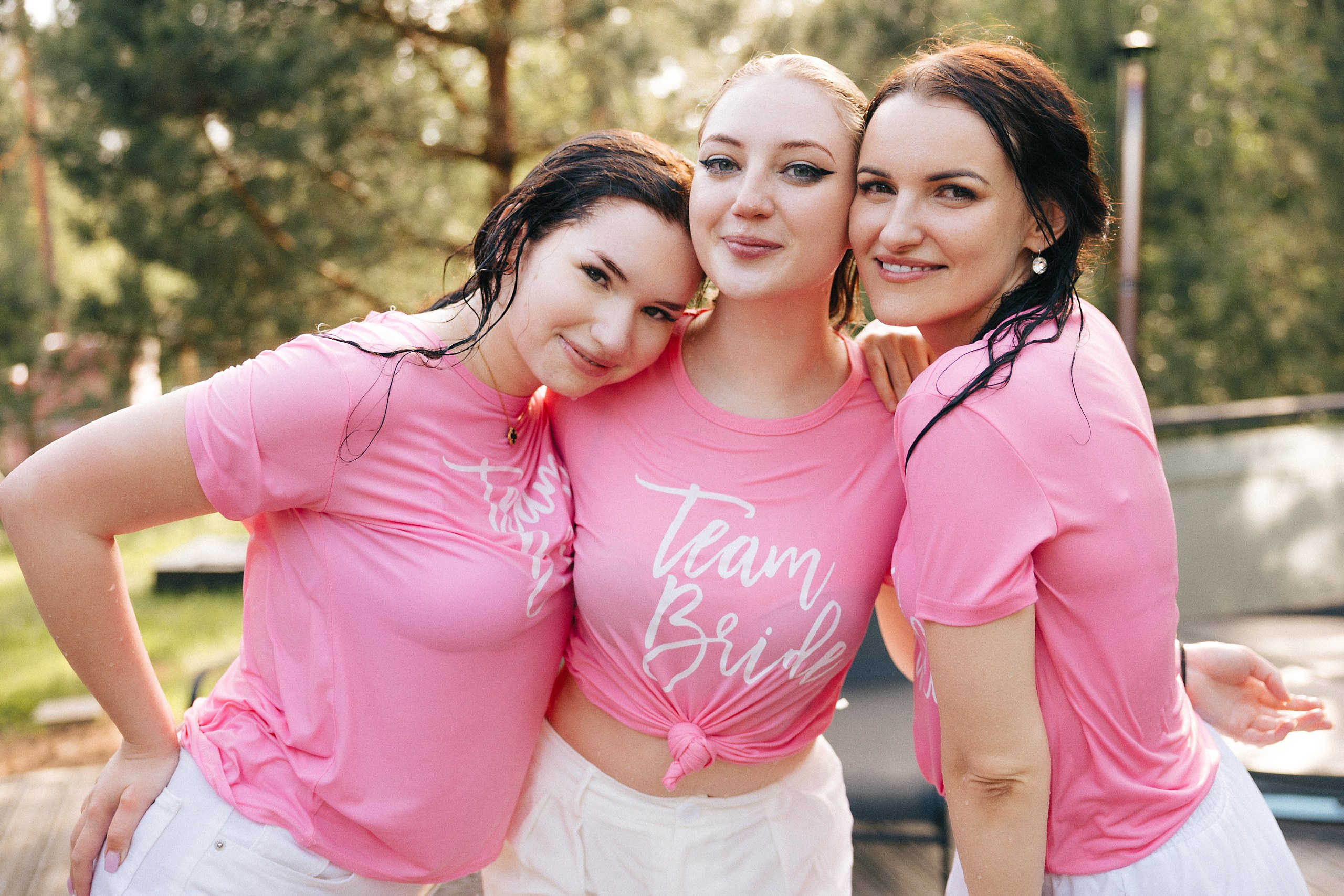 Яркая фотосессия девичника в Риге: розовые наряды и очки в форме сердца. Евгений Тимофеев | Свадебный и контент-фотограф и видеограф в Риге