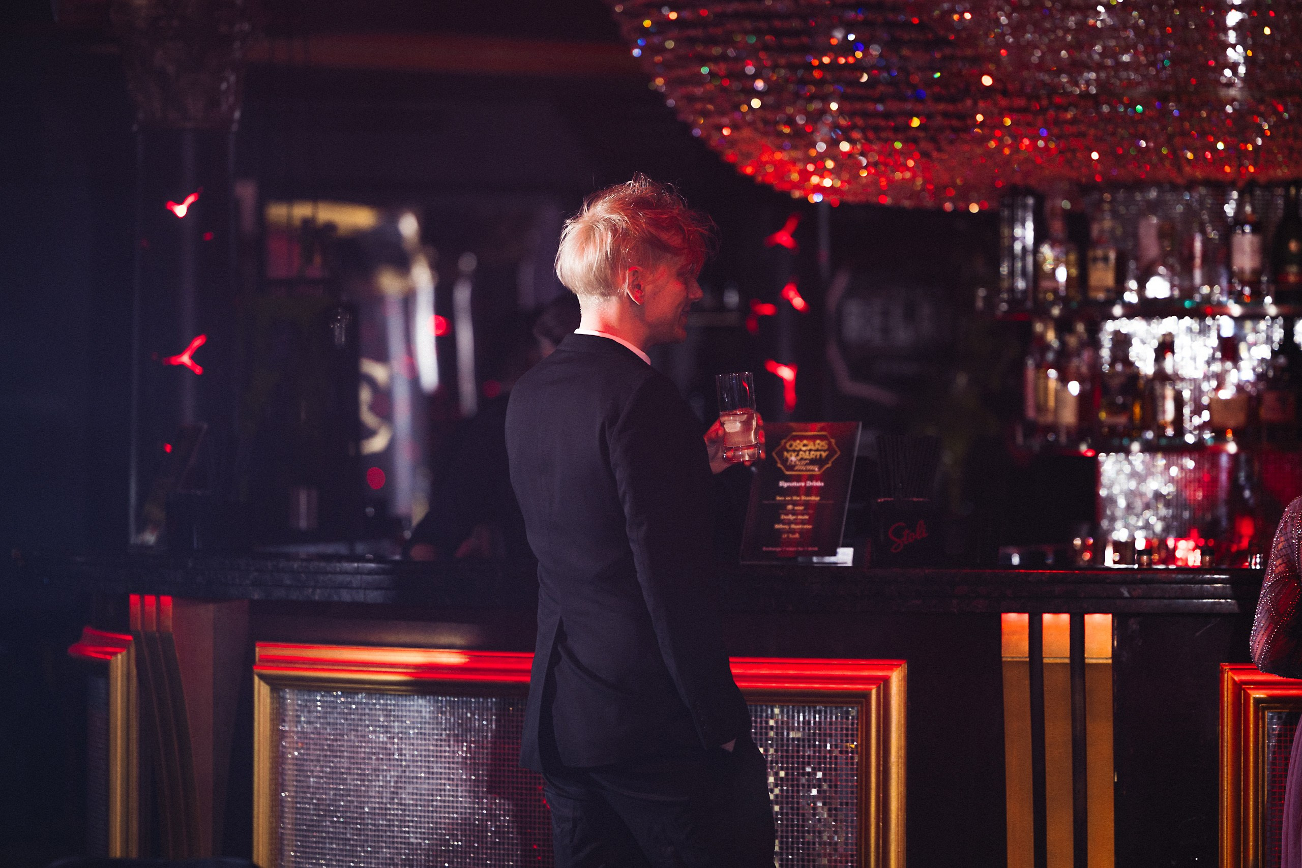 Новогодняя фотосессия в стиле «Оскар» для компаний — свет софитов и звёздные кадры. Евгений Тимофеев | Свадебный и контент-фотограф и видеограф в Риге