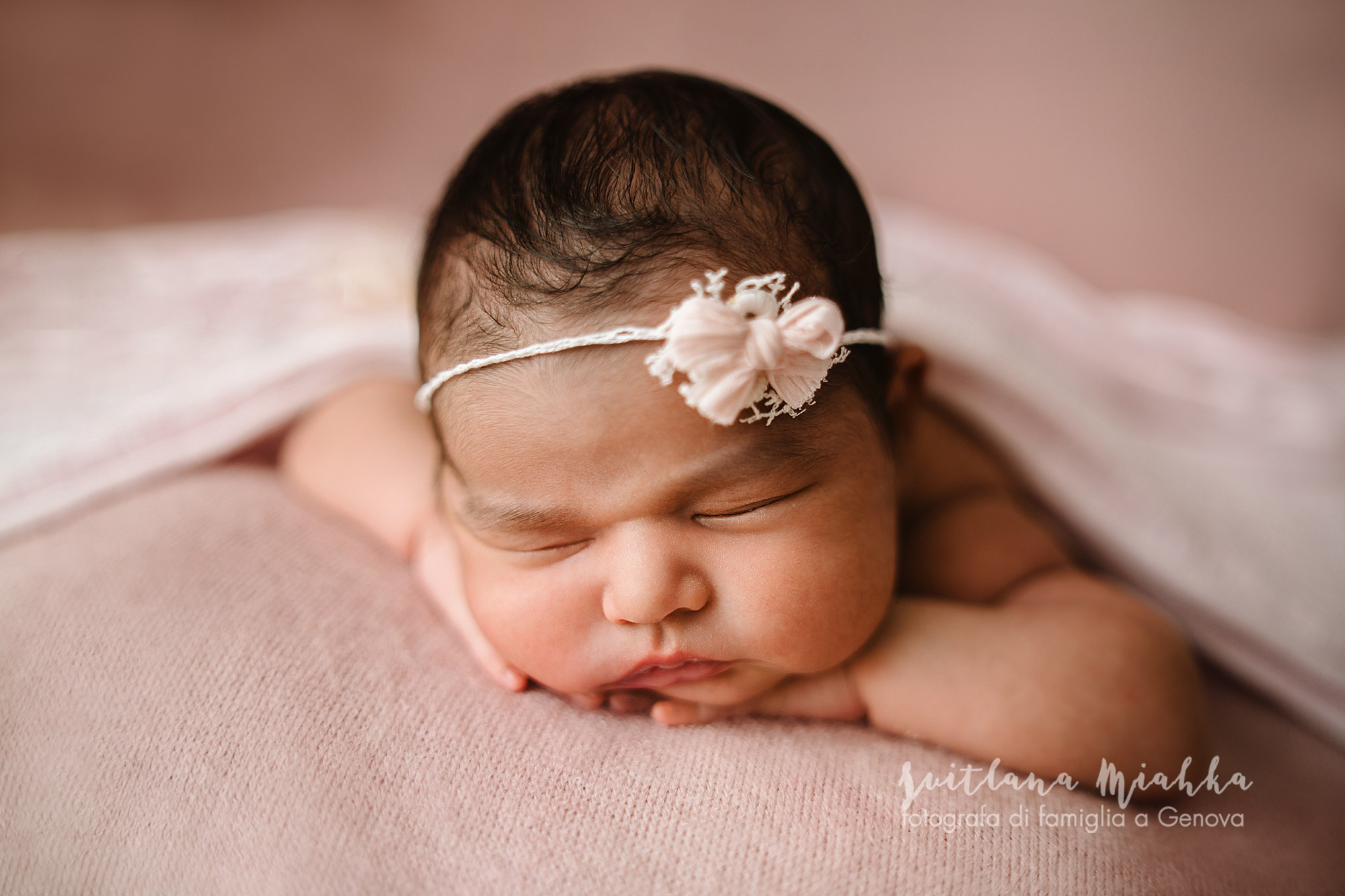 Newborn 2025. Svitlana Miahka fotografa a Genova