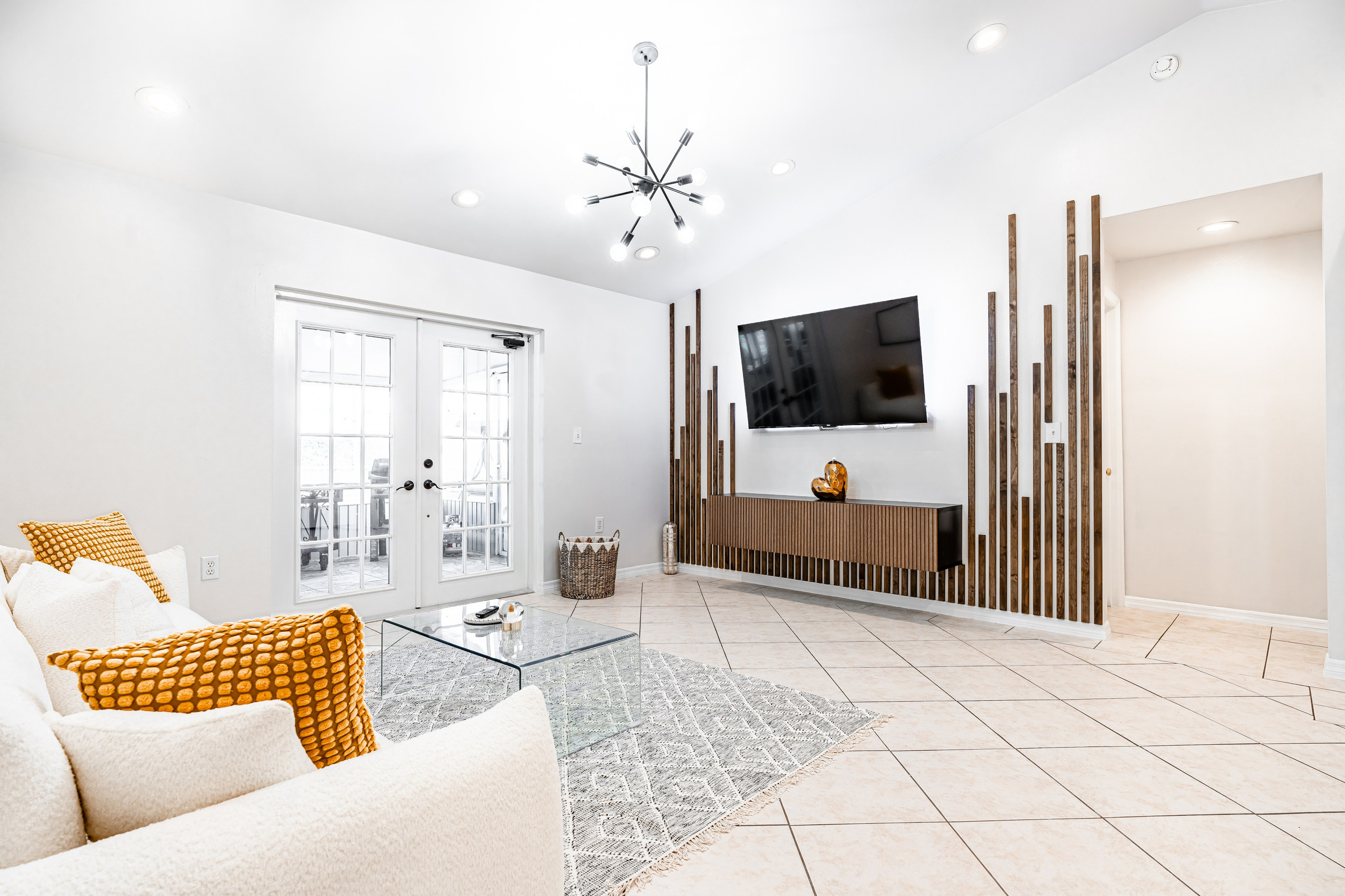 The house is for Rent AirBNB: https://ru.airbnb.com/rooms/1023445326769536774?_set_bev_on_new_domain=1702356155_MDFhNDI0ZDdjMDhj&source_impression_id=p3_1702356155_K3LTjNJeF83QUyI0