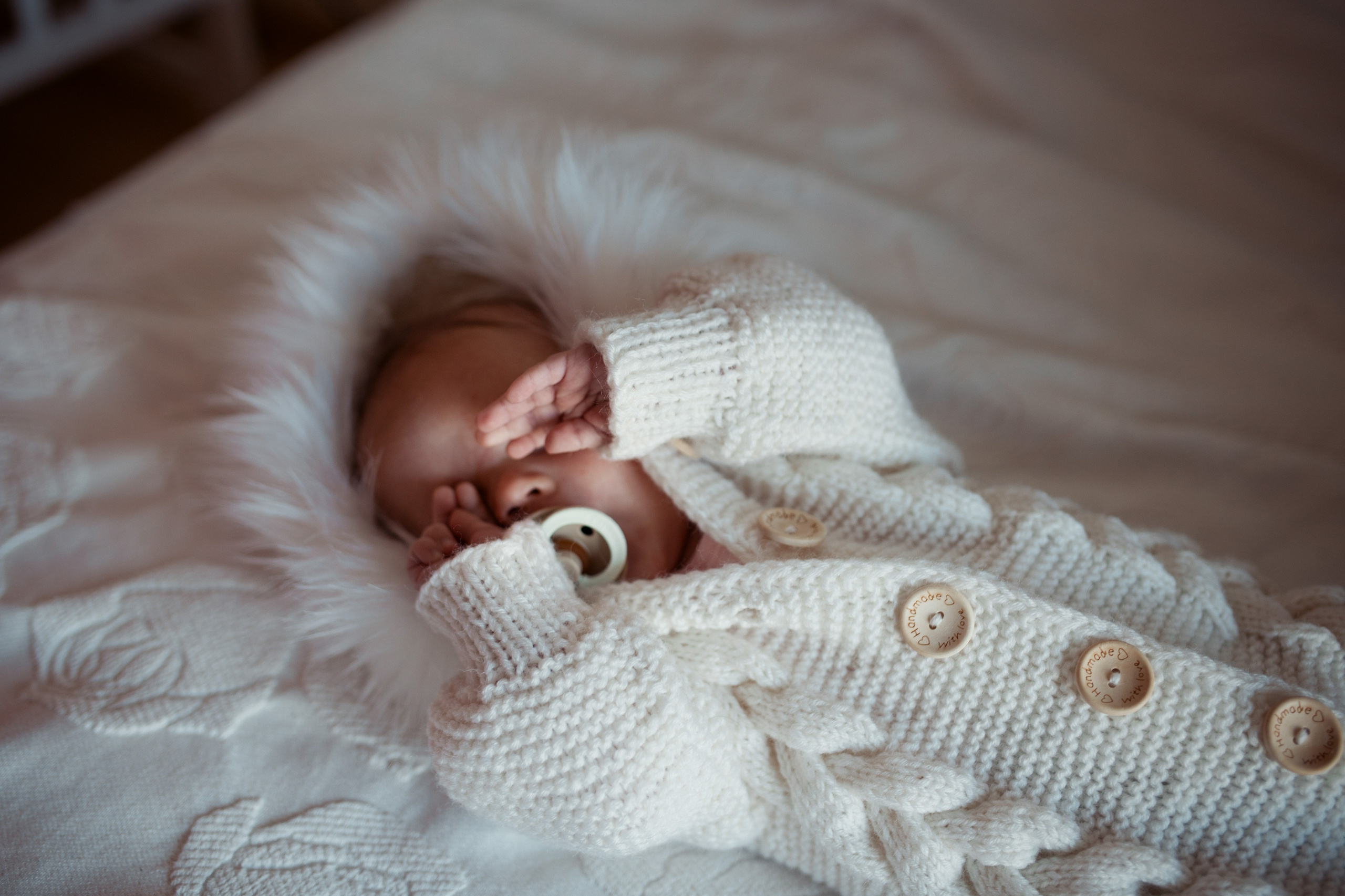 Krikštynos, krikštas, krikštynų fotosesija, ceremonija, bažnyčia krikštynų pasiruošimo fotografavimas. Krikštynų fotografas Vilnius Trakai kaina krikštynų fotografavimas fotografė personal.lt photogrpahy kainos šeima, vaikai profesionali natūrali meninė reportažinė klasikinė fotosesija, krikštynų fotosesija gamtoje