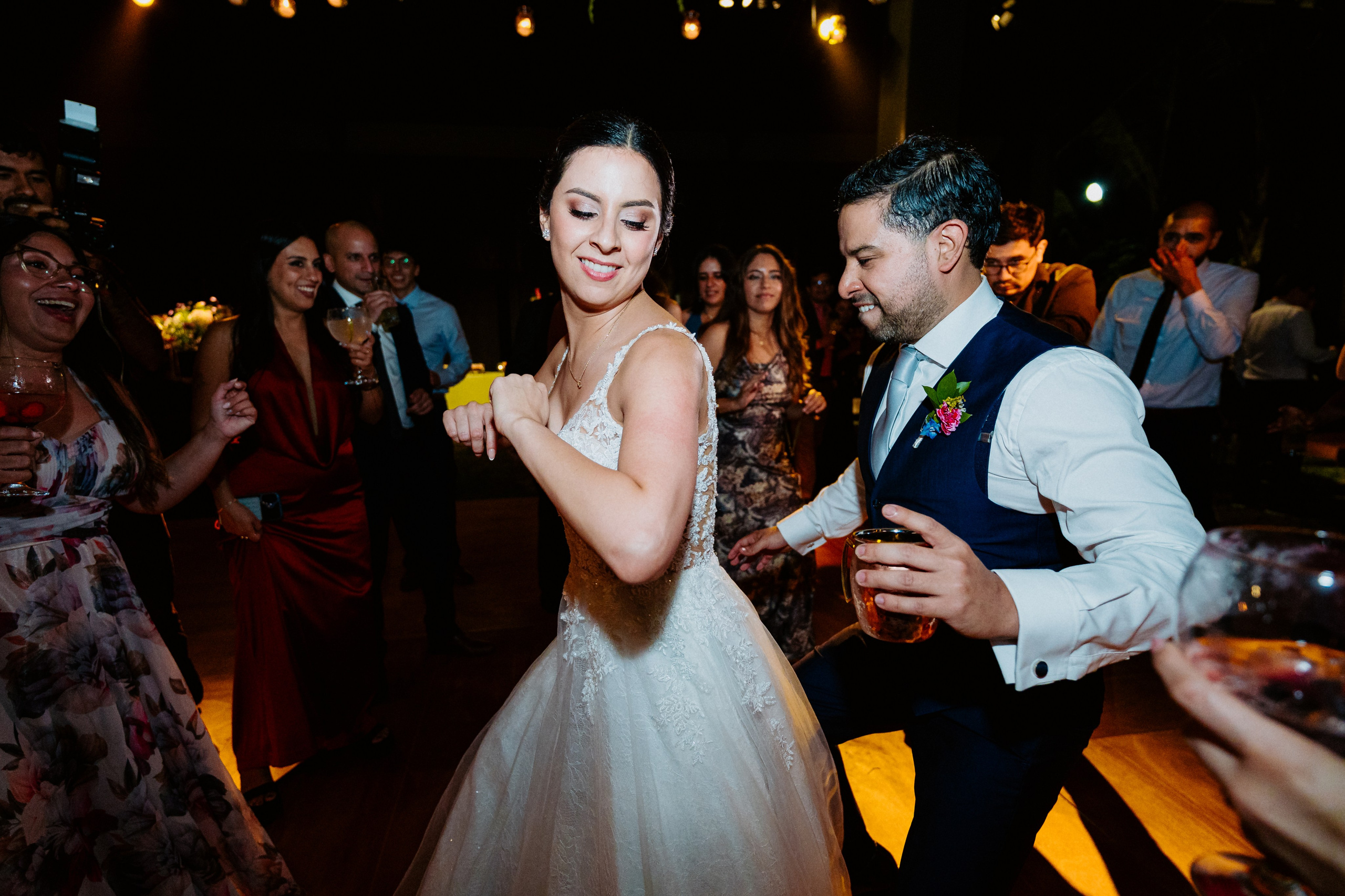 Un vistazo a la fiesta. Fotógrafo de Bodas en Lima | Ronhy Altamirano. Fotografía narrativa y cinematográfica para bodas, quinceañeras y eventos exclusivos