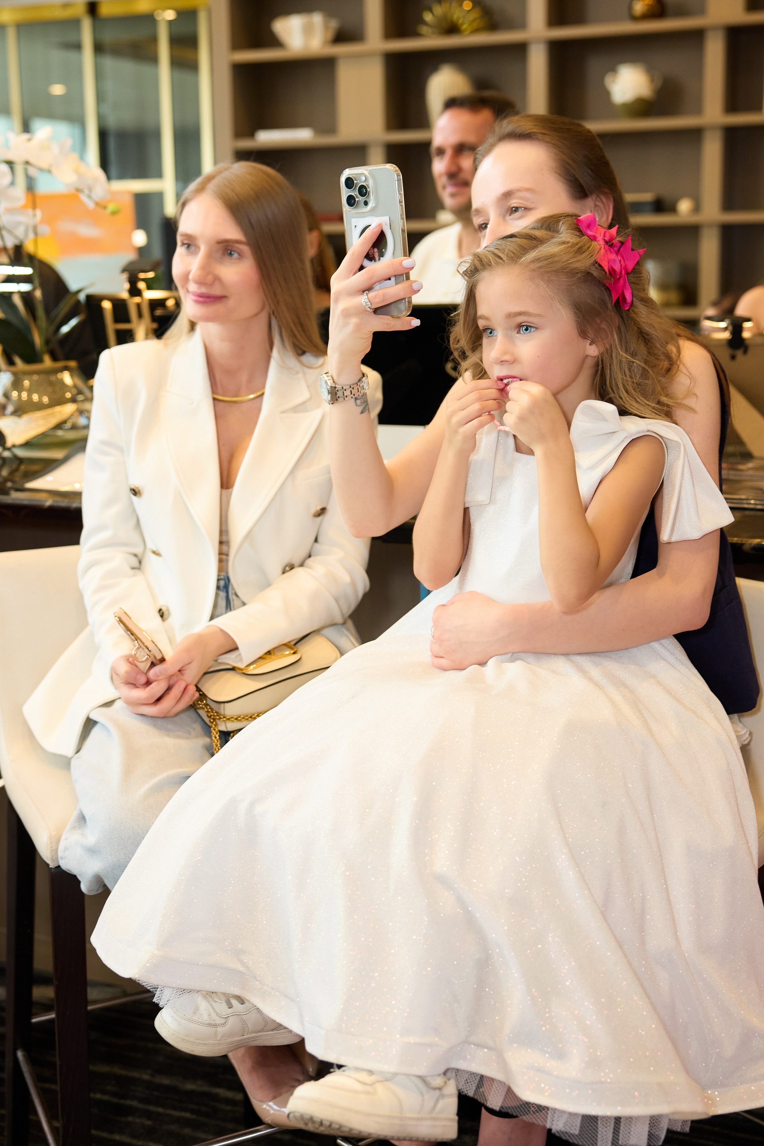 Авторская благотворительная художественная выставка Дианы Бортник. Фотограф Юлия Маковеева