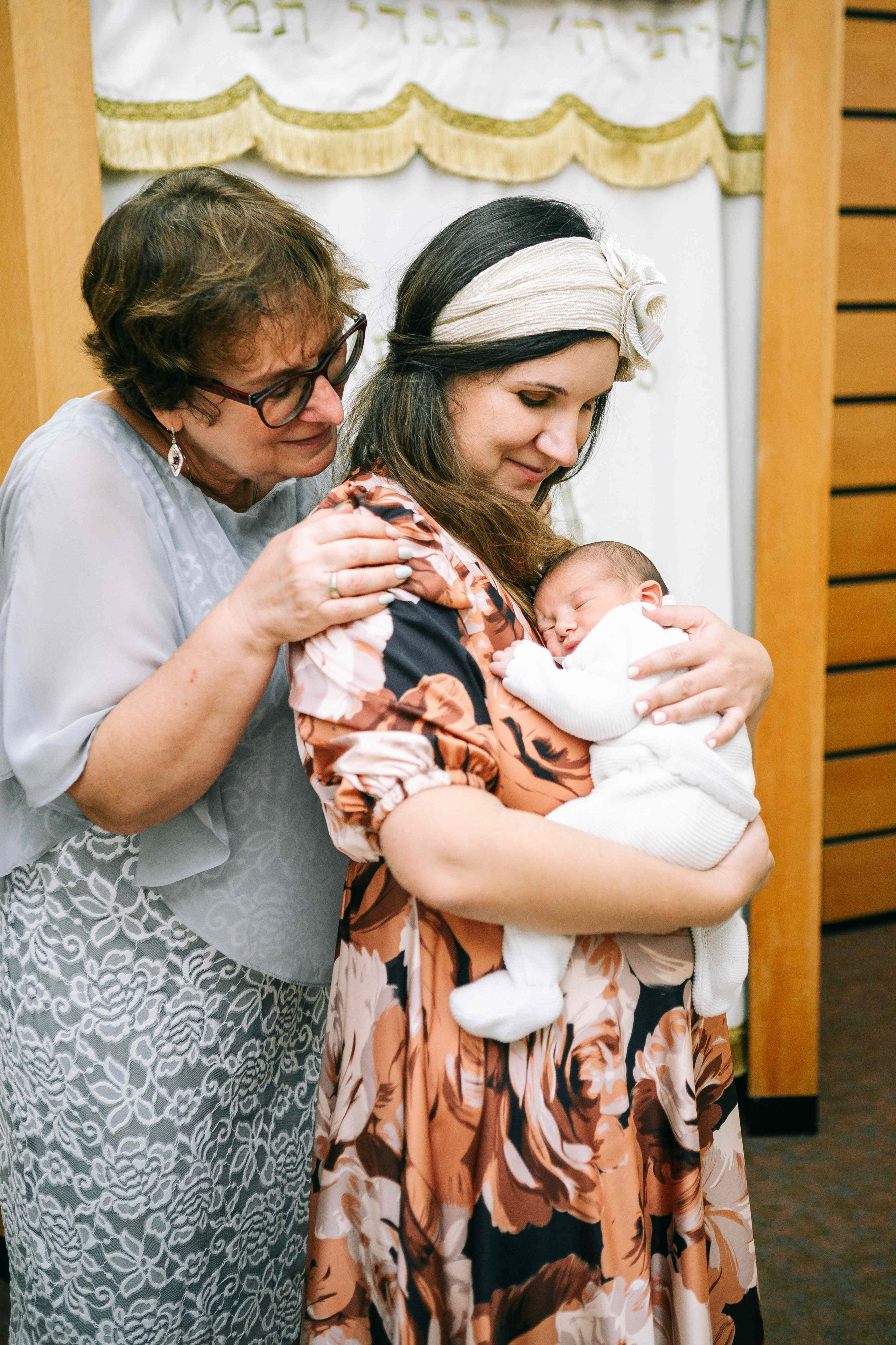 BRITH MILA IN THE SMALL SYNAGOGUE. PHOTOGRAPHER IN ISRAEL