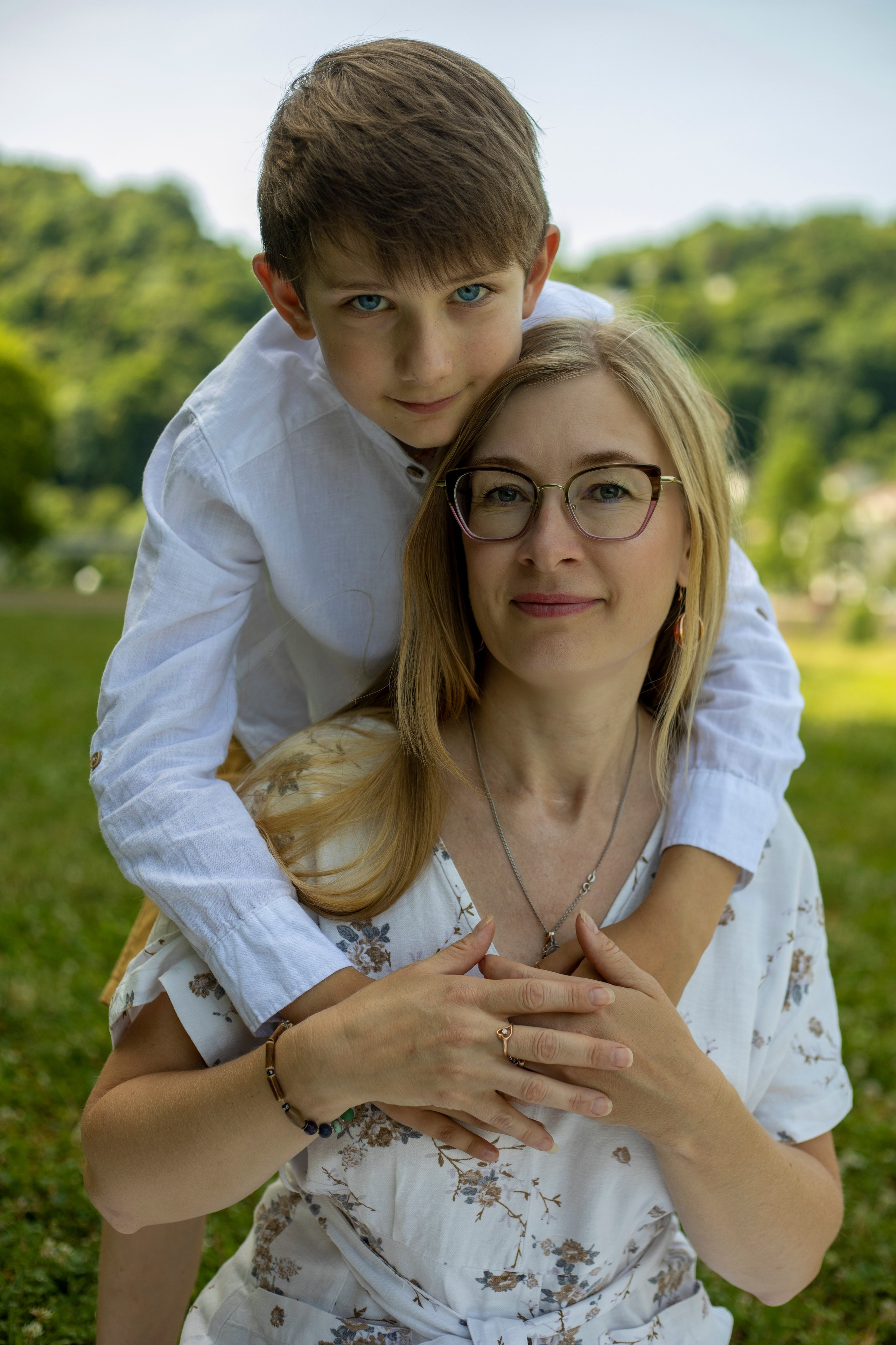 Maman et fils – moments chaleureux partagés. Photographe et graphiste Anastasiia LITVIN - Besançon, France