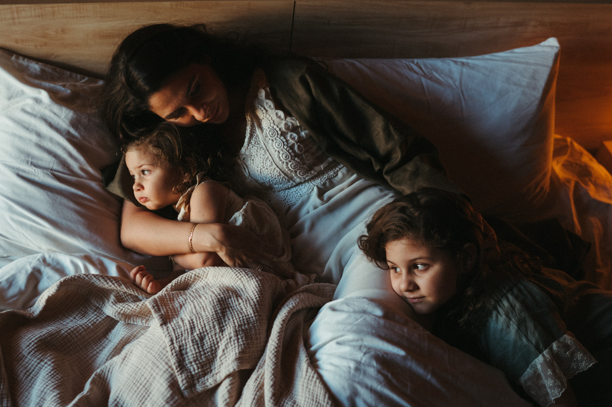 Amnah with daughters. Family photographer in Saudi Arabia