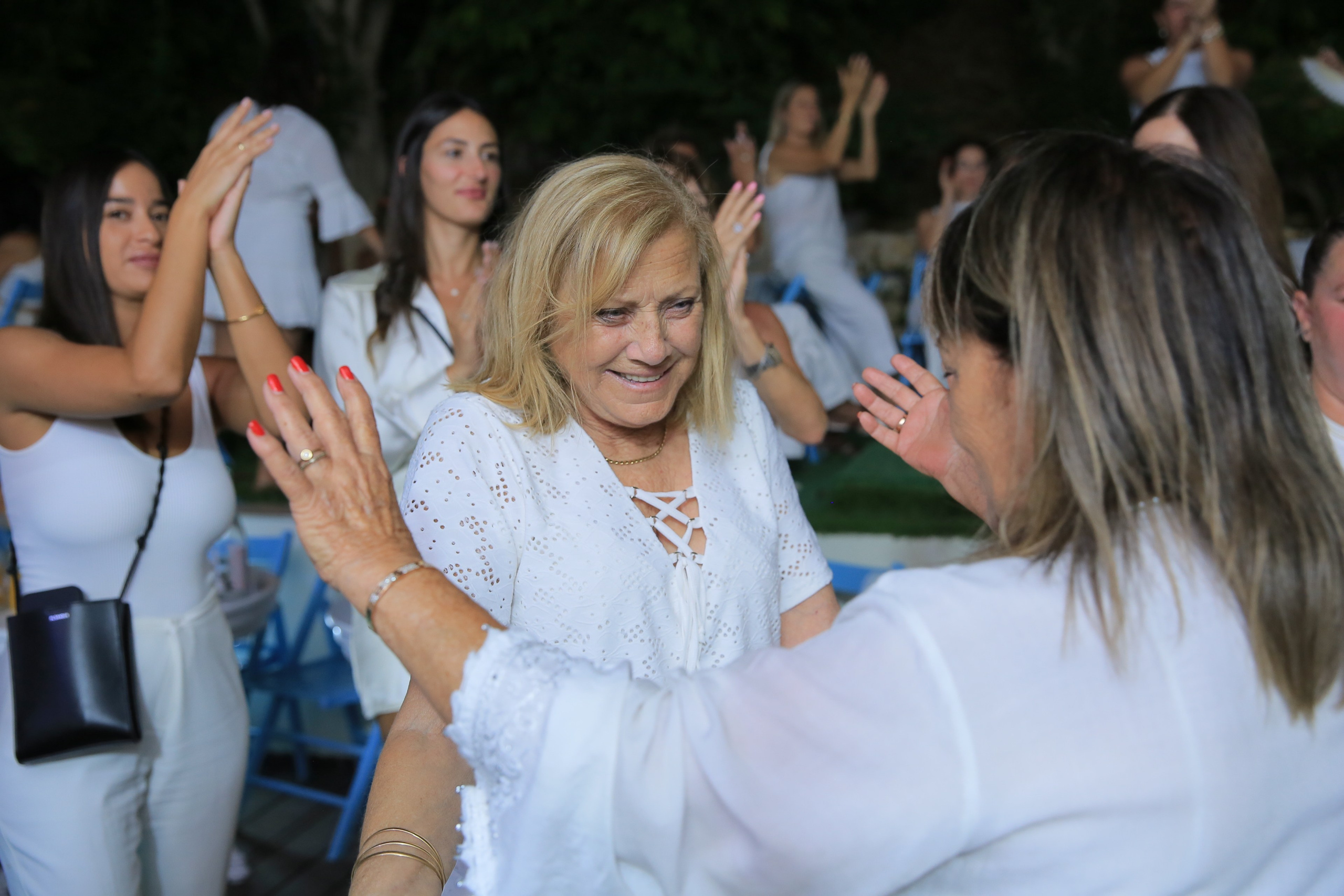 הפרשת חלה דנה. שני ויזל | צלמת הריון, צילומי משפחה וצילומי בוק בת מצווה