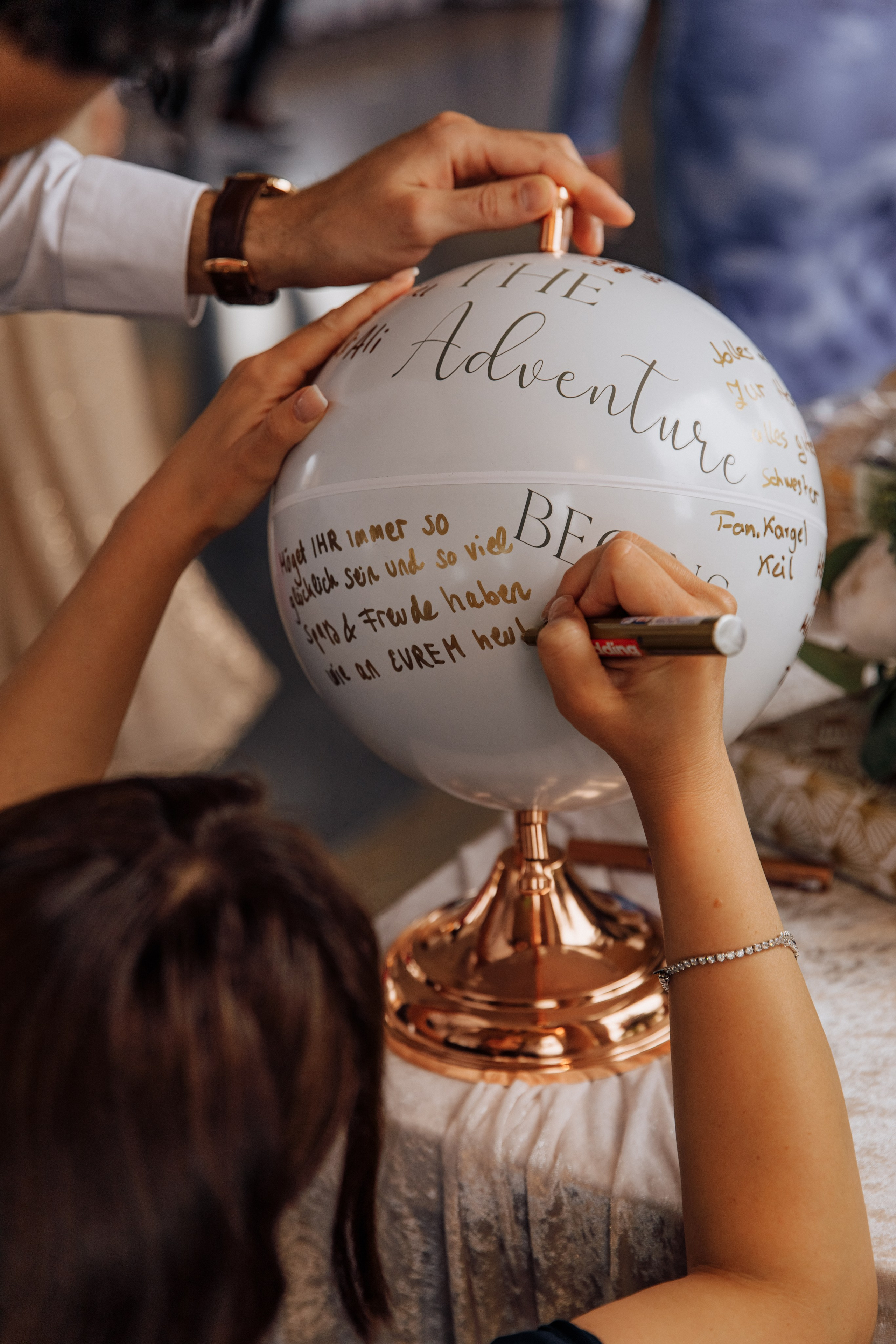 Gäste schreiben ihre Wünsche in ein außergewöhnliches Gästebuch – einen Globus