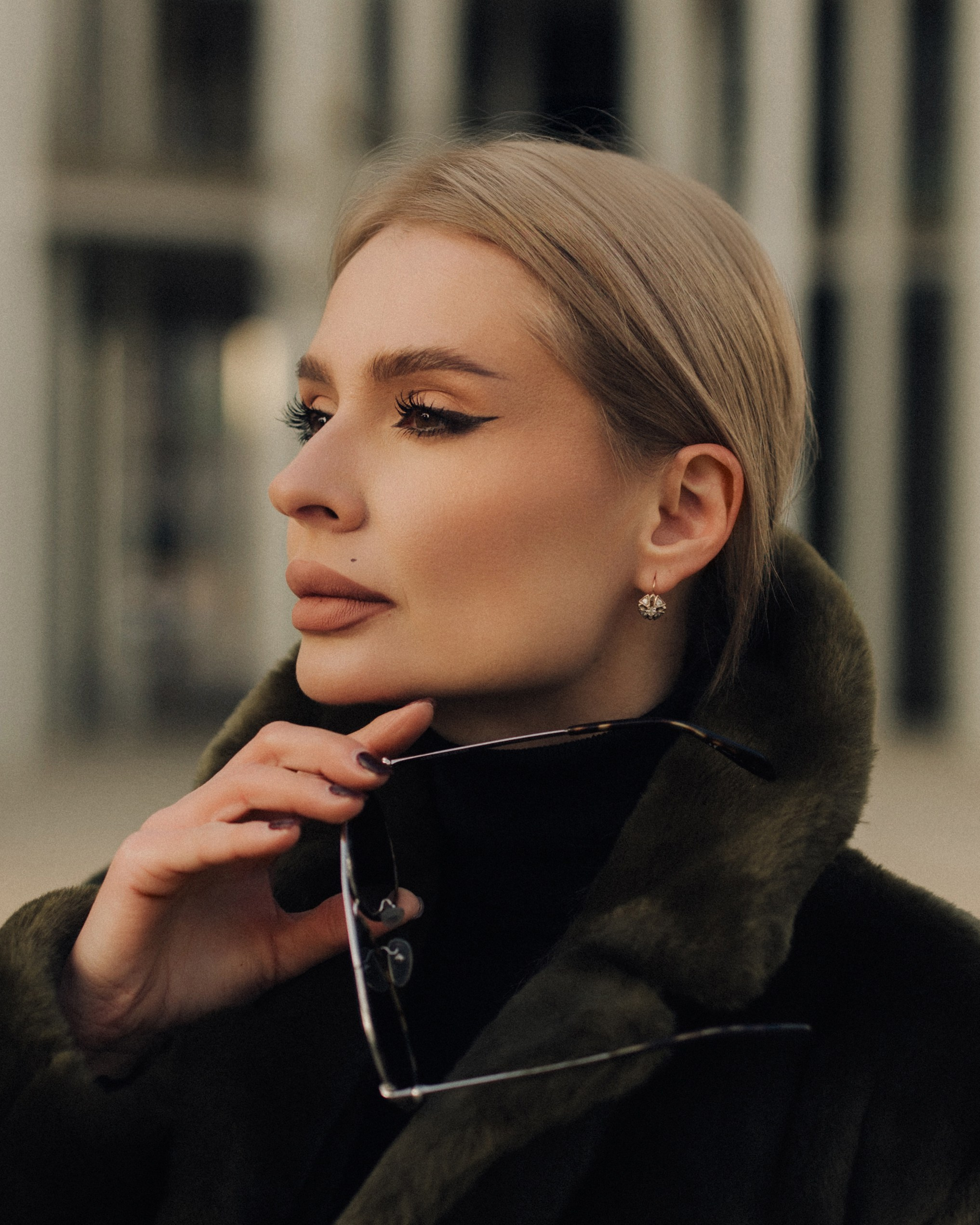 Golden Hour Portrait in Leipzig. Elegant Woman in Fur Coat&Suit. Timeless Photography by Kristina Kozheltsova. Kristina Kozheltsova- Soulful Portrait&Lifestyle&Love Story Photographer in Leipzig, Germany