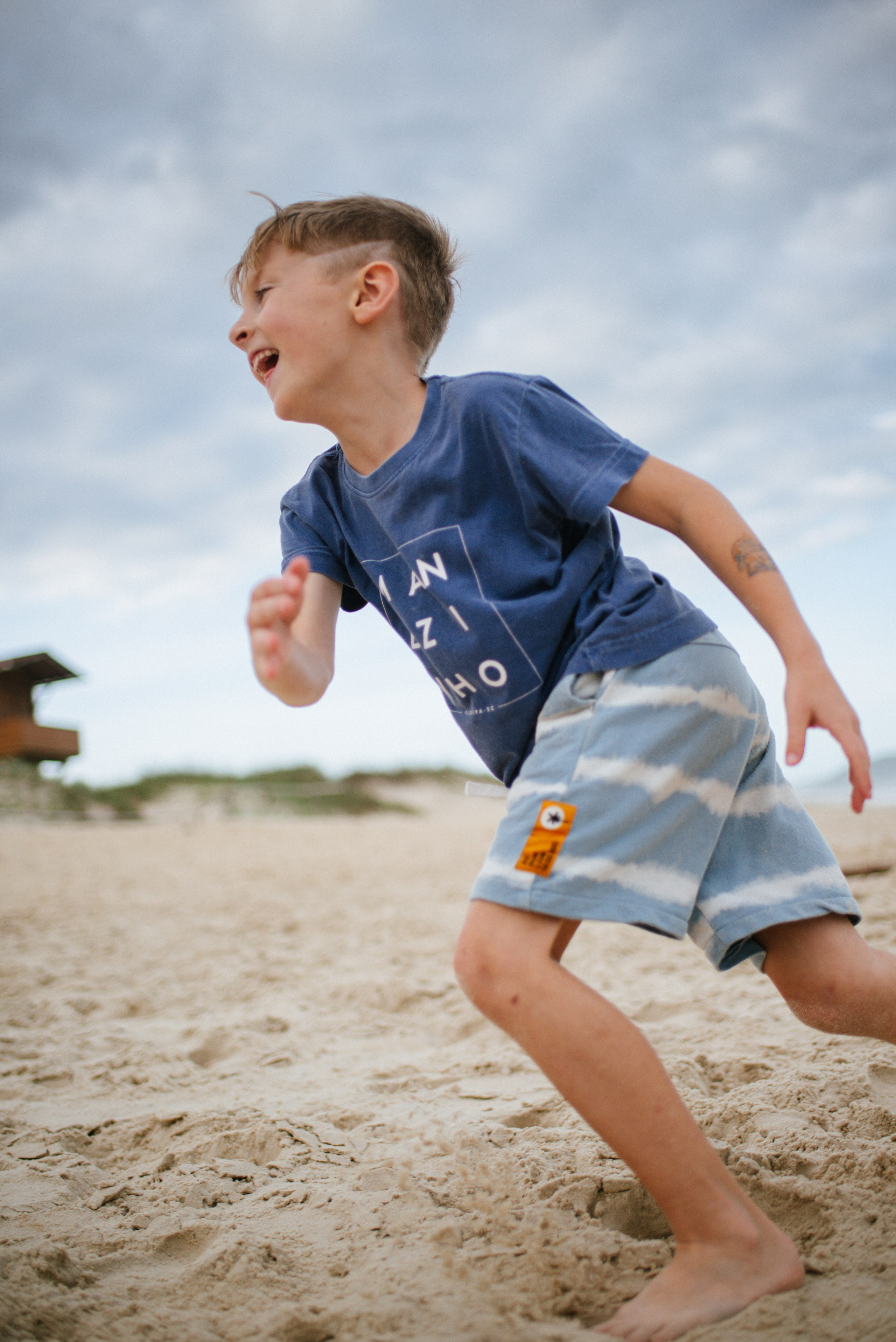 Joga de frisbee. Fotógrafo de família e crianças