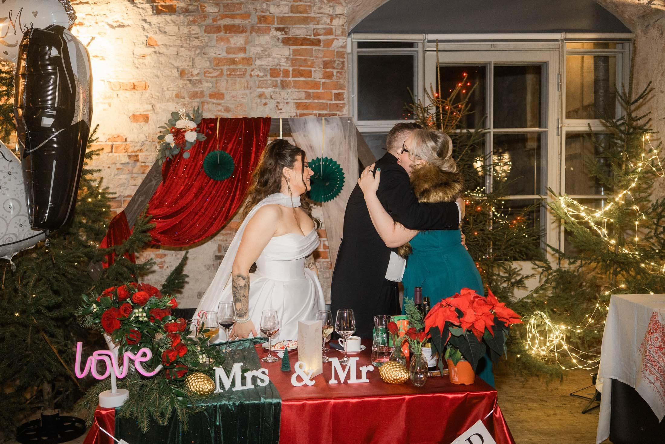 Alisa&Aarne, Uspenski katedraali ja Tenalji von Fersen. StudioHappyMoment — Fine Art Wedding Photographer in Italy, France, Spain & Finland