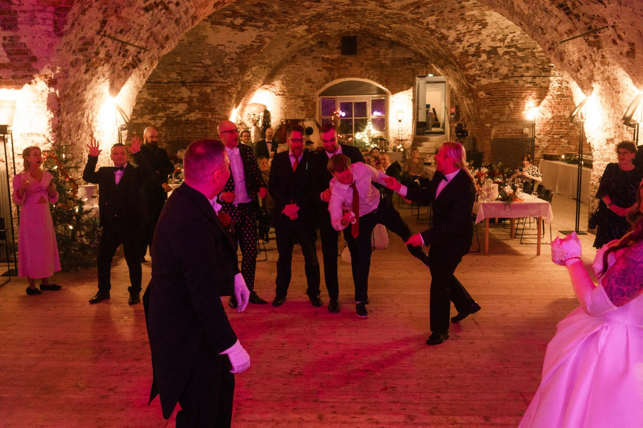 Alisa&Aarne, Uspenski katedraali ja Tenalji von Fersen. StudioHappyMoment — Fine Art Wedding Photographer in Italy, France, Spain & Finland