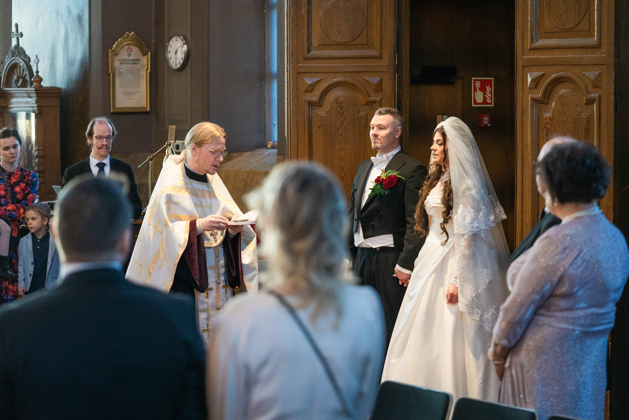 Alisa&Aarne, Uspenski katedraali ja Tenalji von Fersen. StudioHappyMoment — Fine Art Wedding Photographer in Italy, France, Spain & Finland