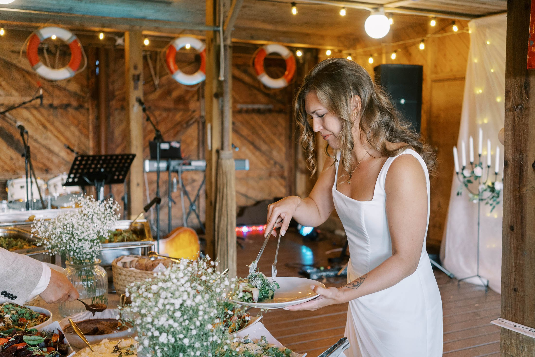 Meeri&Tuukka, kesäiset puutarhahäät Hangossa. StudioHappyMoment | Hääkuvaaja Helsinki, tunteikas ja dokumentaarinen kuvaus