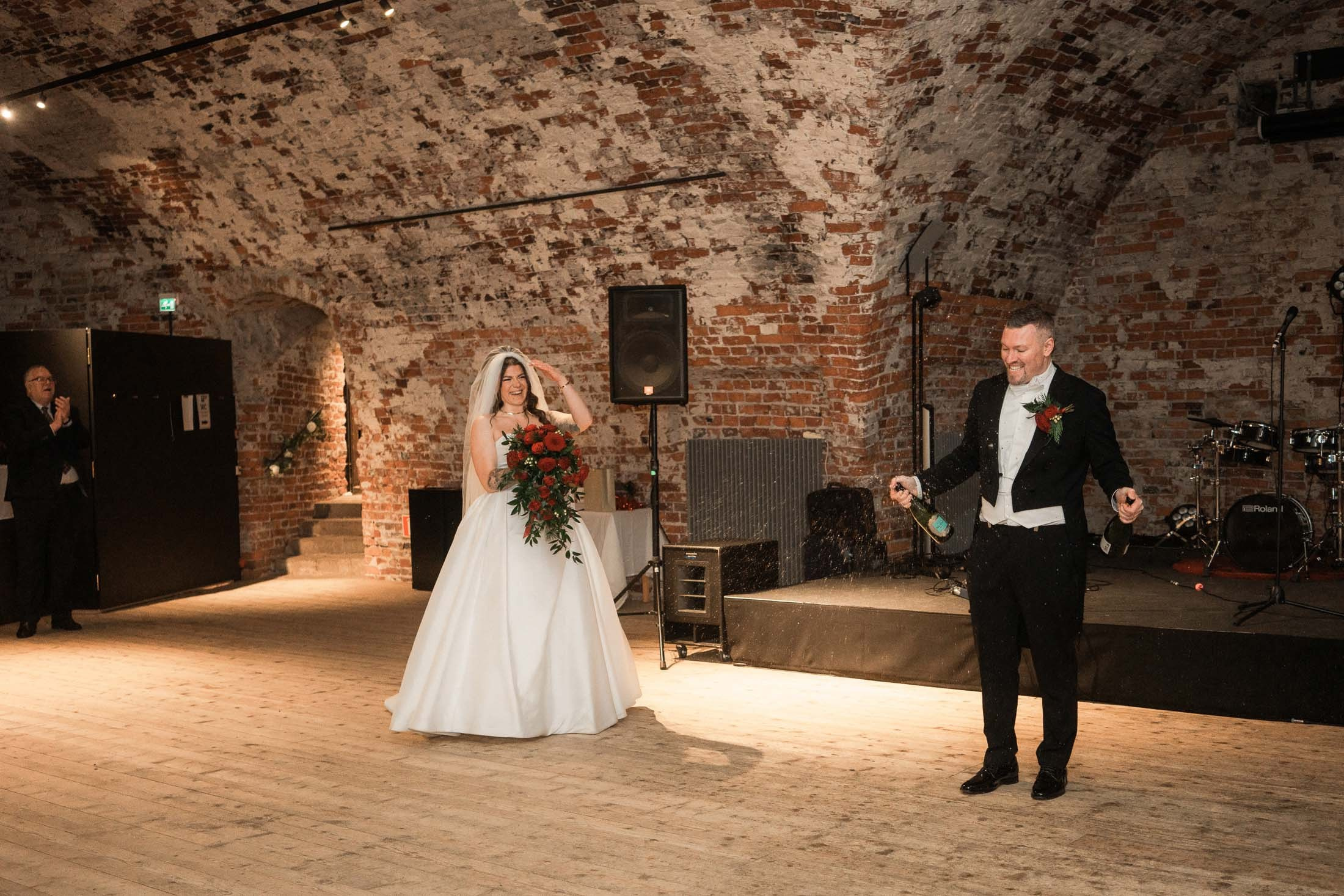Alisa&Aarne, Uspenski katedraali ja Tenalji von Fersen. StudioHappyMoment — Fine Art Wedding Photographer in Italy, France, Spain & Finland