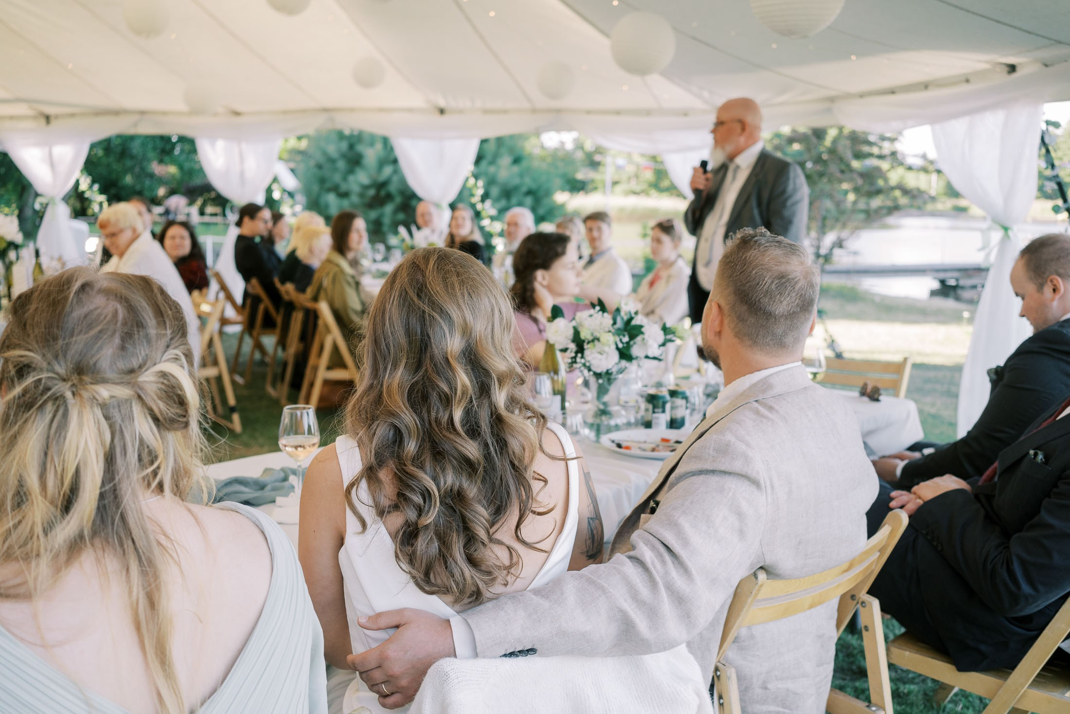 Meeri&Tuukka, kesäiset puutarhahäät Hangossa. StudioHappyMoment | Hääkuvaaja Helsinki, tunteikas ja dokumentaarinen kuvaus