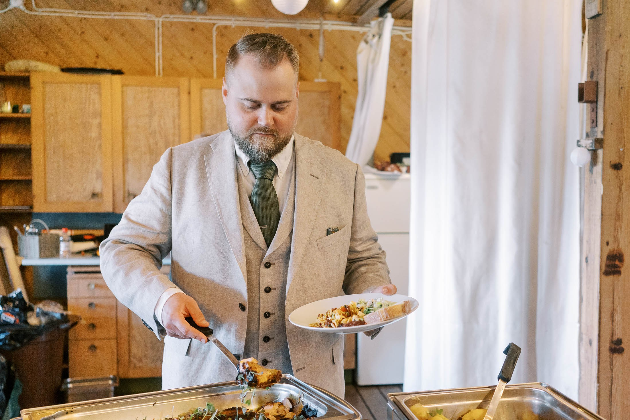 Meeri&Tuukka, kesäiset puutarhahäät Hangossa. StudioHappyMoment | Hääkuvaaja Helsinki, tunteikas ja dokumentaarinen kuvaus
