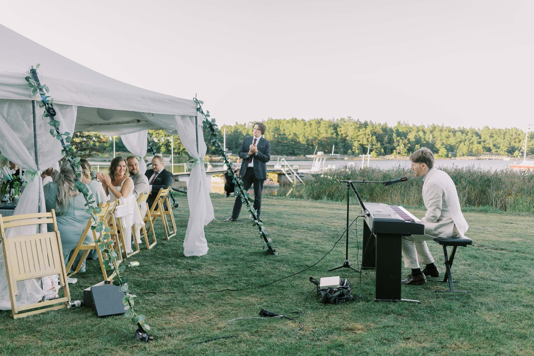Meeri&Tuukka, kesäiset puutarhahäät Hangossa. StudioHappyMoment | Hääkuvaaja Helsinki, tunteikas ja dokumentaarinen kuvaus