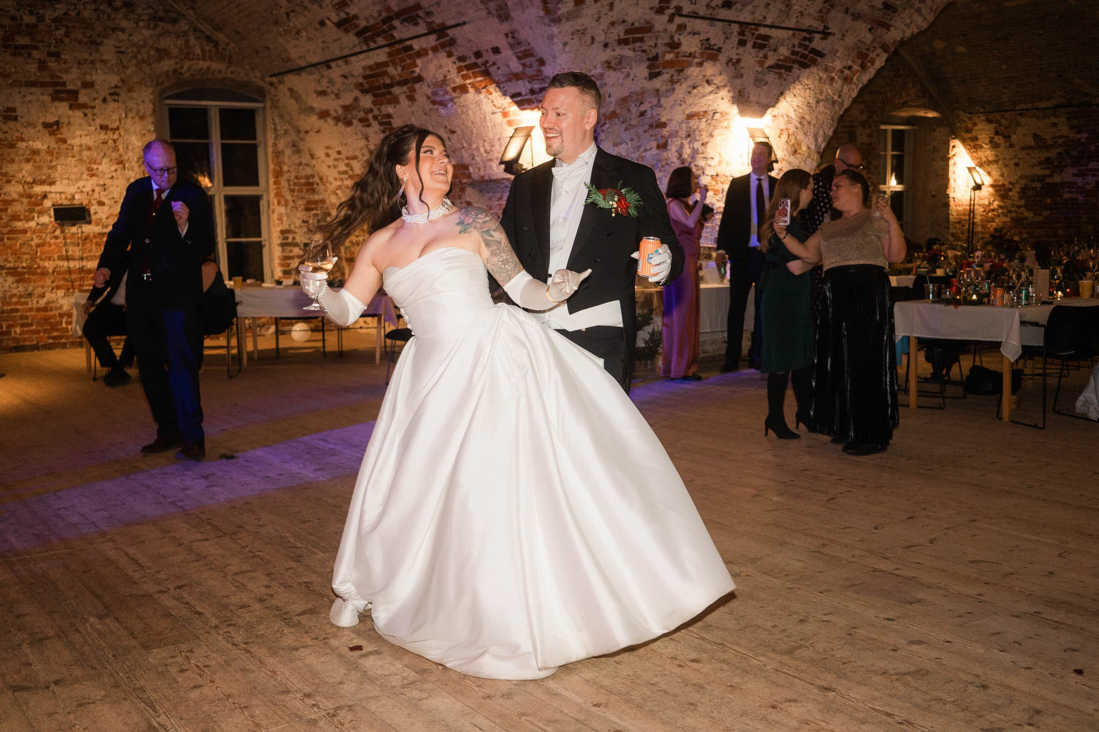 Alisa&Aarne, Uspenski katedraali ja Tenalji von Fersen. StudioHappyMoment — Fine Art Wedding Photographer in Italy, France, Spain & Finland