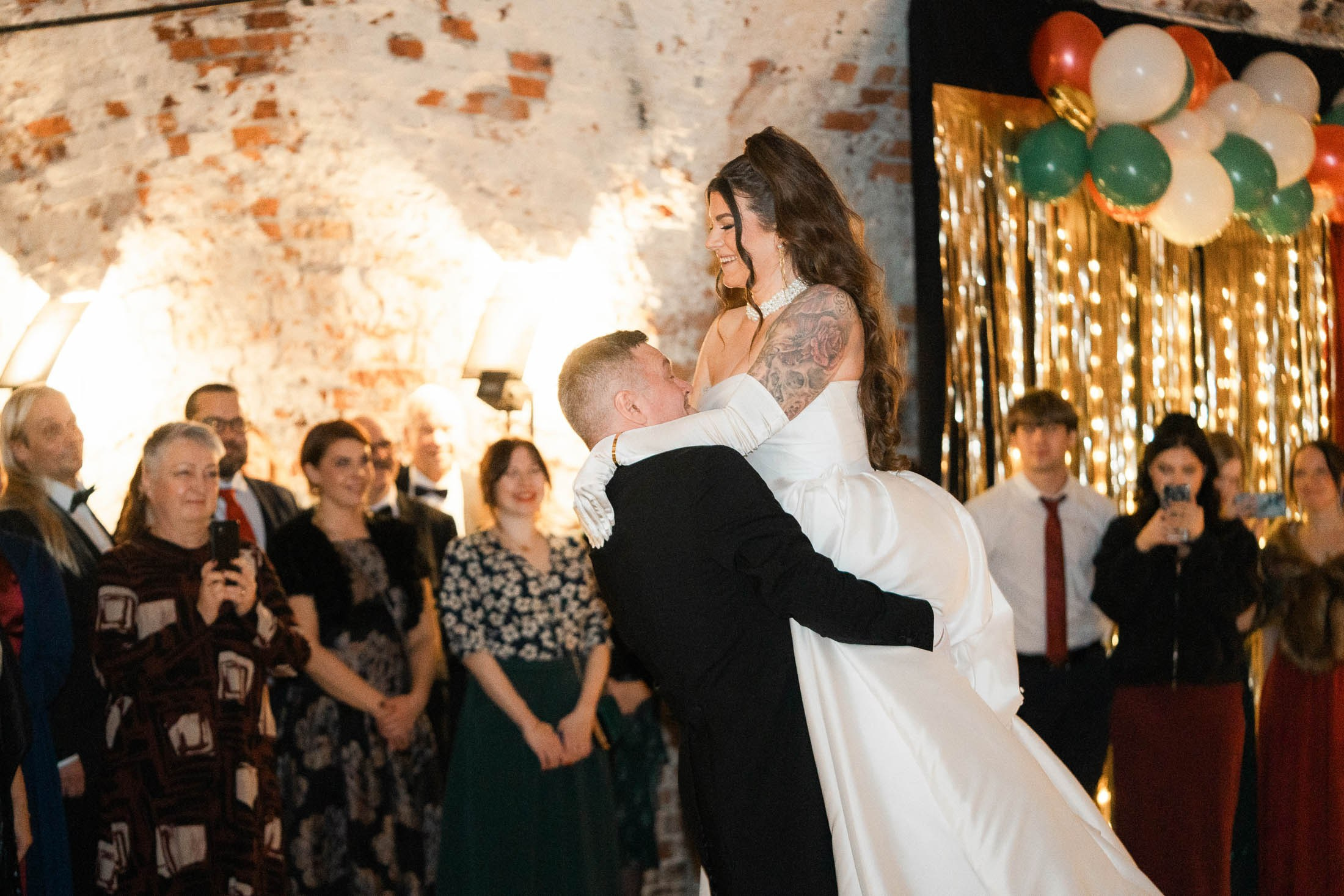 Alisa&Aarne, Uspenski katedraali ja Tenalji von Fersen. StudioHappyMoment — Fine Art Wedding Photographer in Italy, France, Spain & Finland