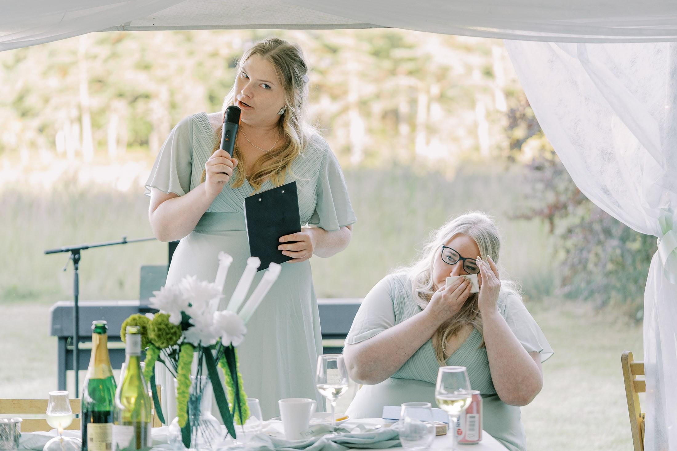 Meeri&Tuukka, kesäiset puutarhahäät Hangossa. StudioHappyMoment | Hääkuvaaja Helsinki, tunteikas ja dokumentaarinen kuvaus