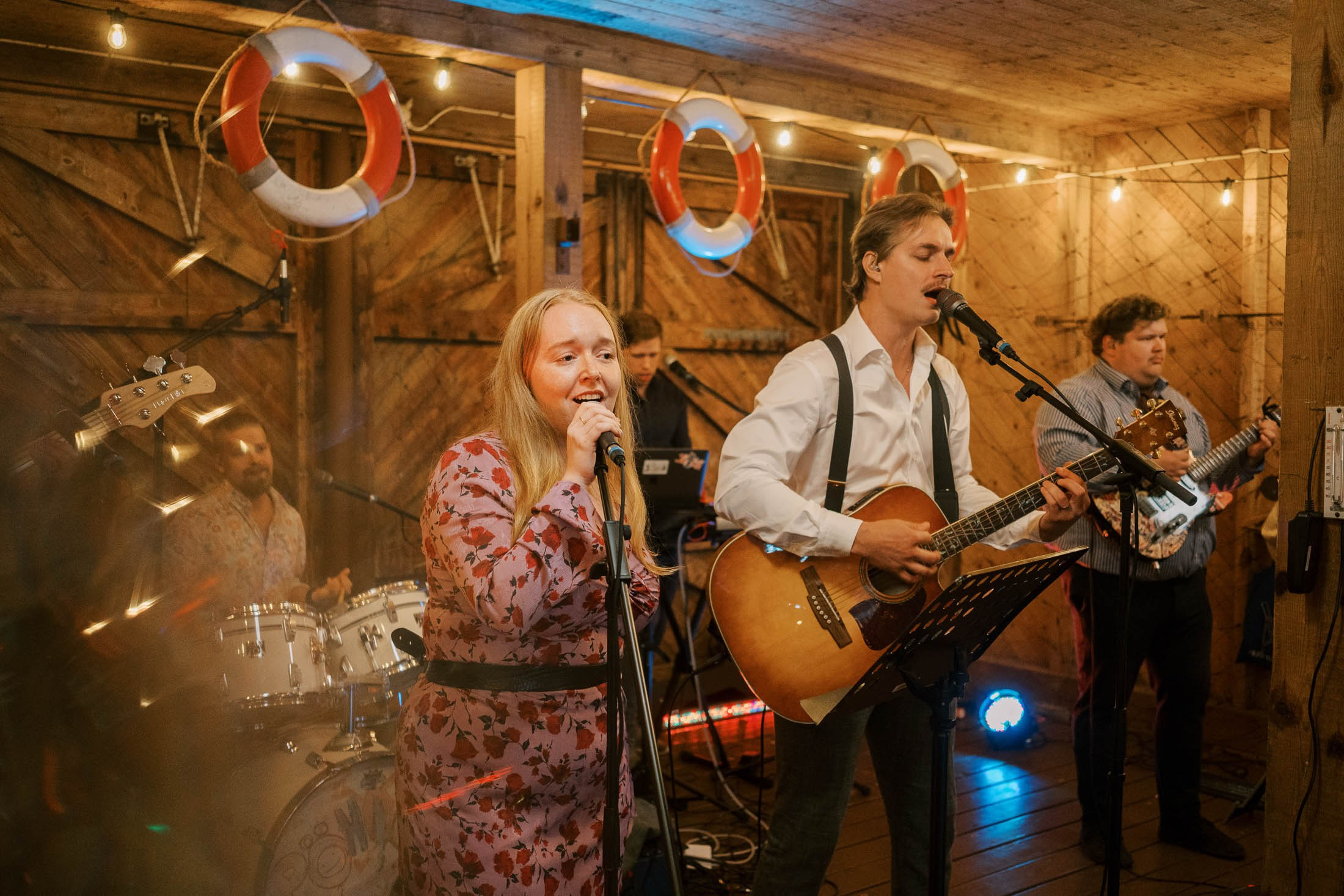 Meeri&Tuukka, kesäiset puutarhahäät Hangossa. StudioHappyMoment | Hääkuvaaja Helsinki, tunteikas ja dokumentaarinen kuvaus