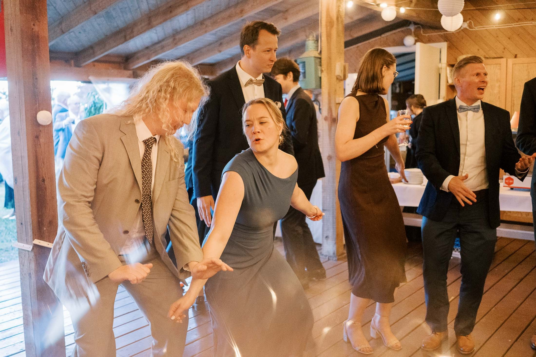 Meeri&Tuukka, kesäiset puutarhahäät Hangossa. StudioHappyMoment | Hääkuvaaja Helsinki, tunteikas ja dokumentaarinen kuvaus