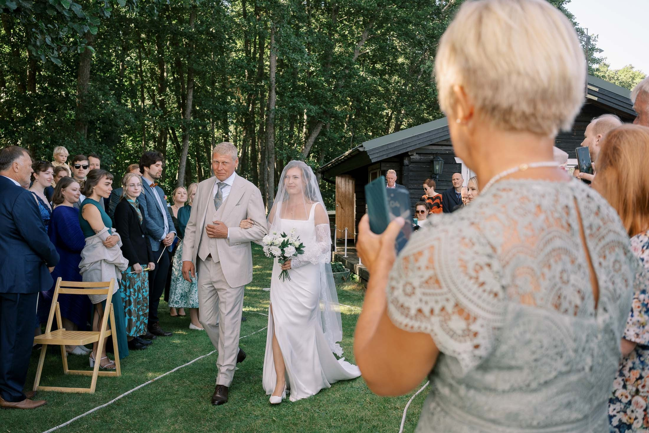 Meeri&Tuukka, kesäiset puutarhahäät Hangossa. StudioHappyMoment | Hääkuvaaja Helsinki, tunteikas ja dokumentaarinen kuvaus