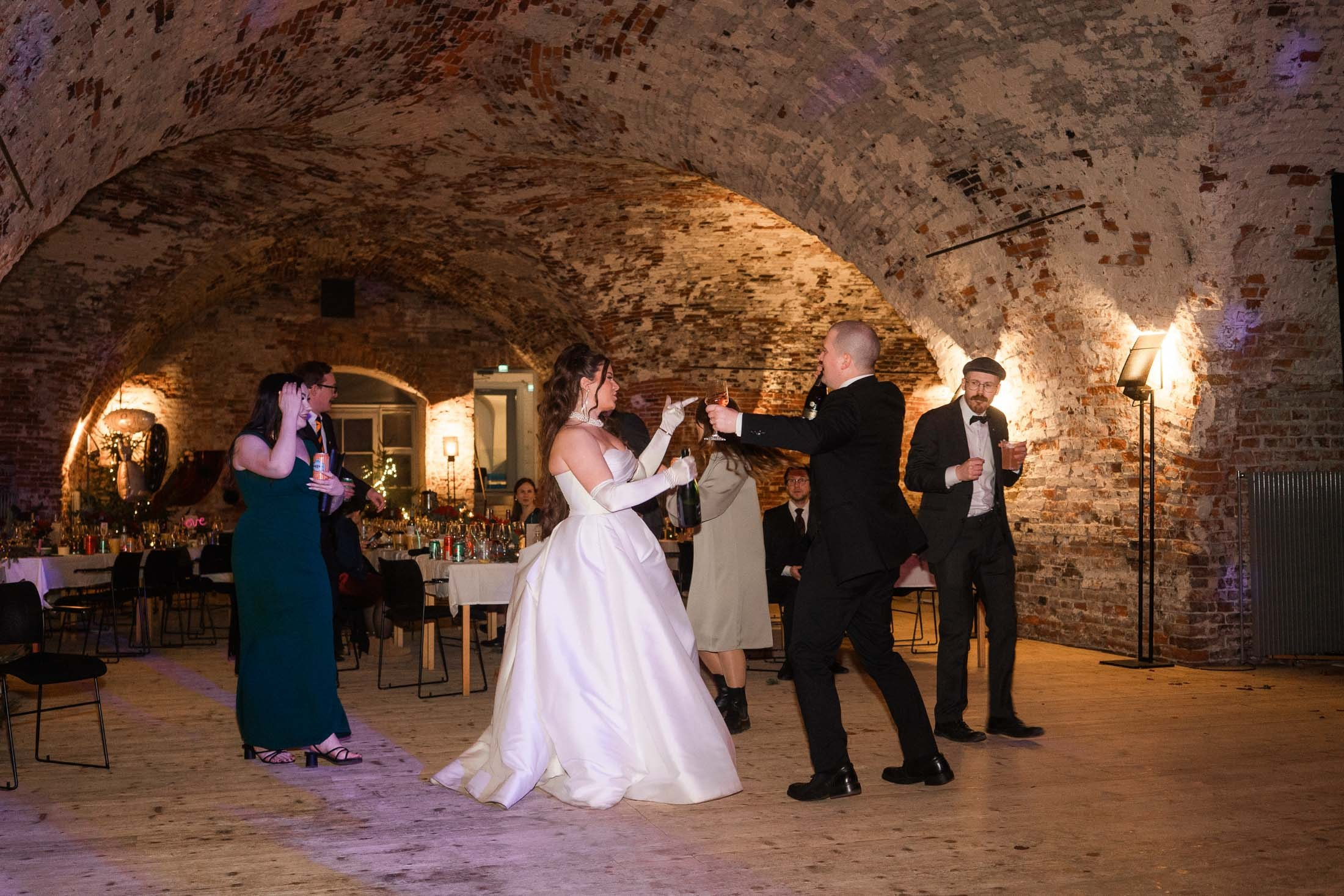Alisa&Aarne, Uspenski katedraali ja Tenalji von Fersen. StudioHappyMoment — Fine Art Wedding Photographer in Italy, France, Spain & Finland