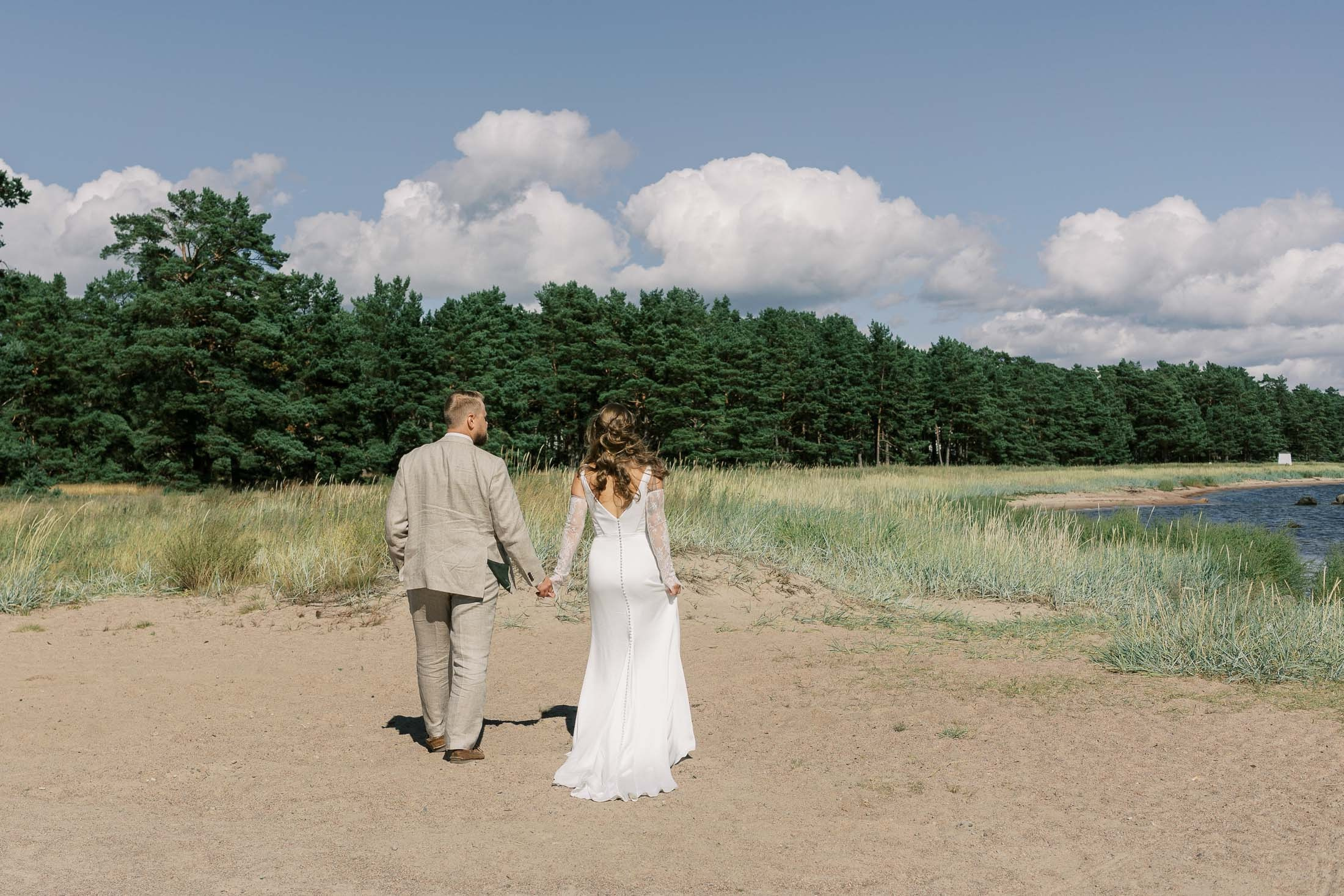 Meeri&Tuukka, kesäiset puutarhahäät Hangossa. StudioHappyMoment | Hääkuvaaja Helsinki, tunteikas ja dokumentaarinen kuvaus