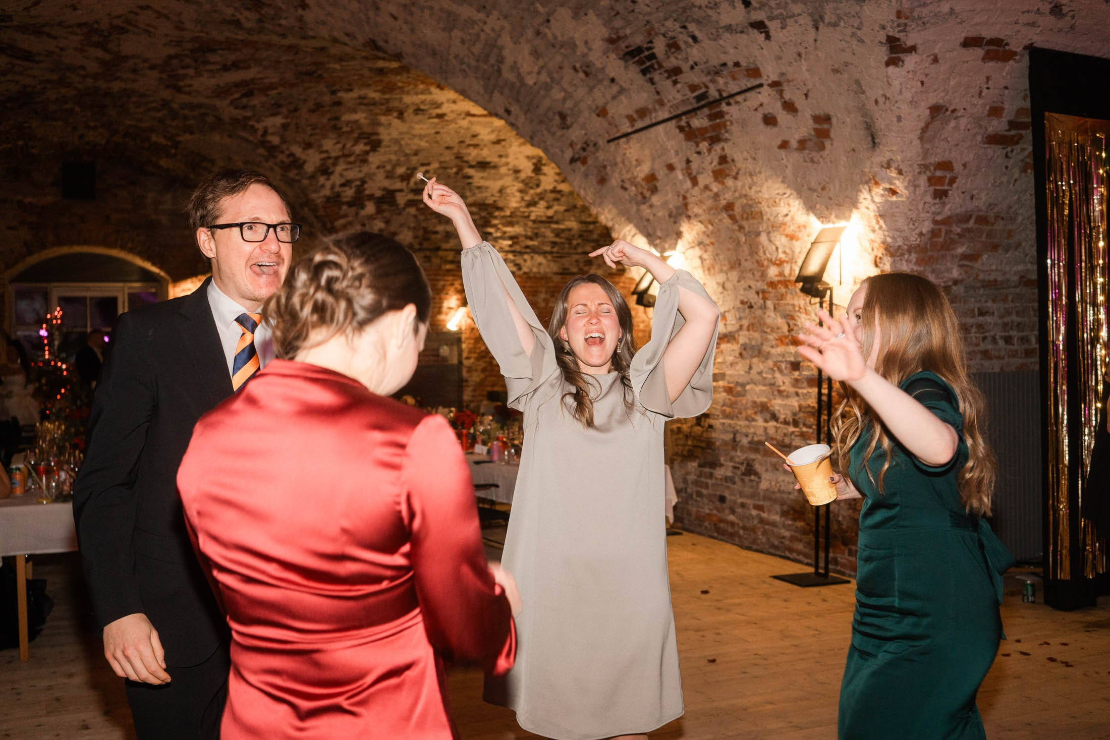 Alisa&Aarne, Uspenski katedraali ja Tenalji von Fersen. StudioHappyMoment — Fine Art Wedding Photographer in Italy, France, Spain & Finland