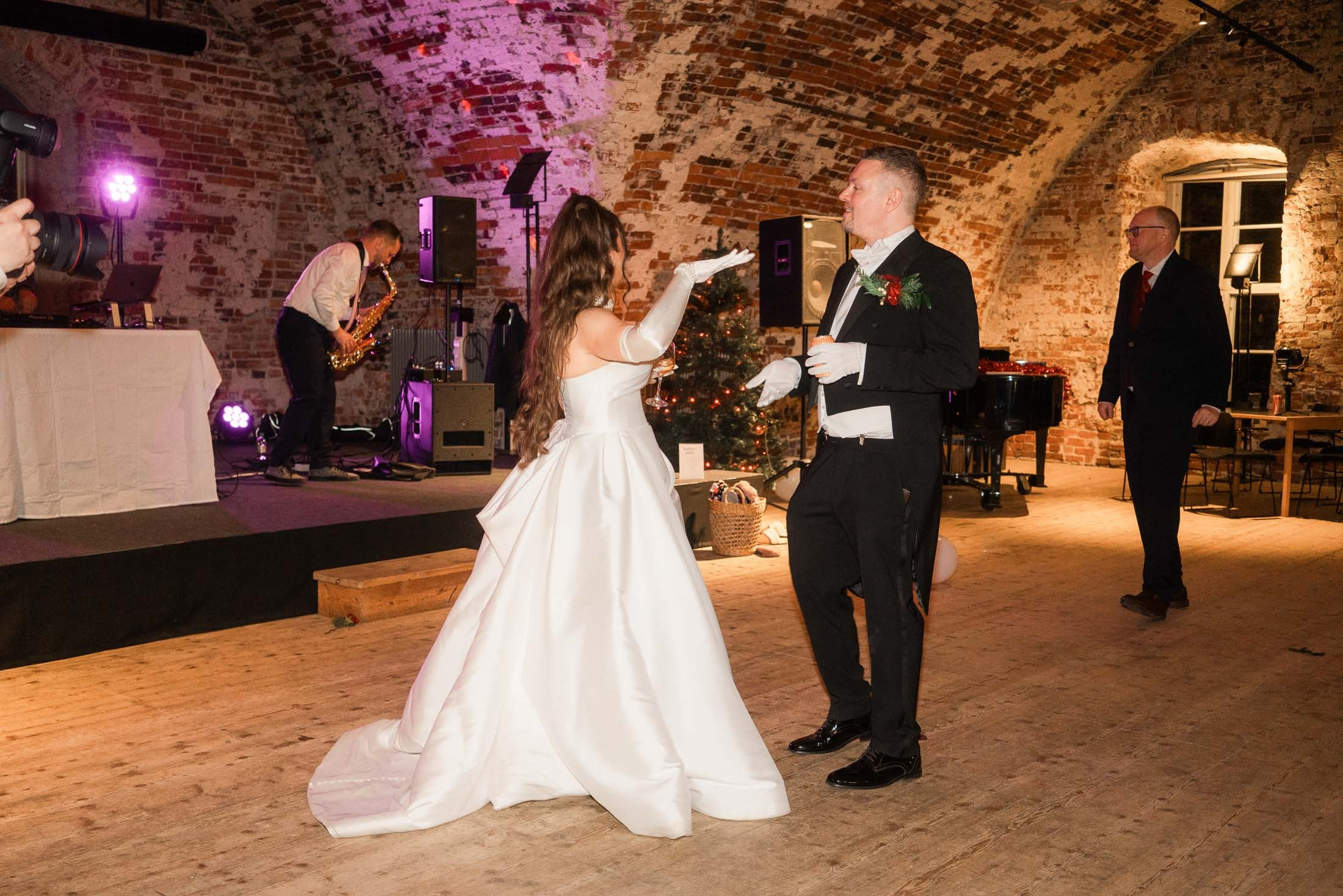 Alisa&Aarne, Uspenski katedraali ja Tenalji von Fersen. StudioHappyMoment — Fine Art Wedding Photographer in Italy, France, Spain & Finland