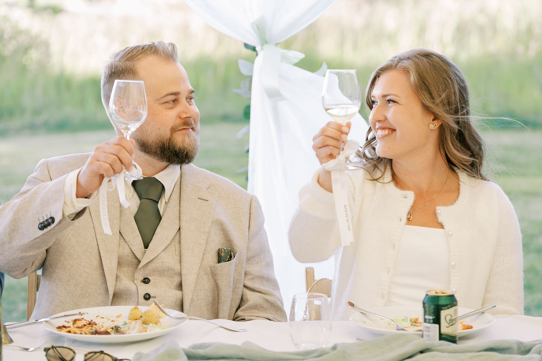 Meeri&Tuukka, kesäiset puutarhahäät Hangossa. StudioHappyMoment | Hääkuvaaja Helsinki, tunteikas ja dokumentaarinen kuvaus