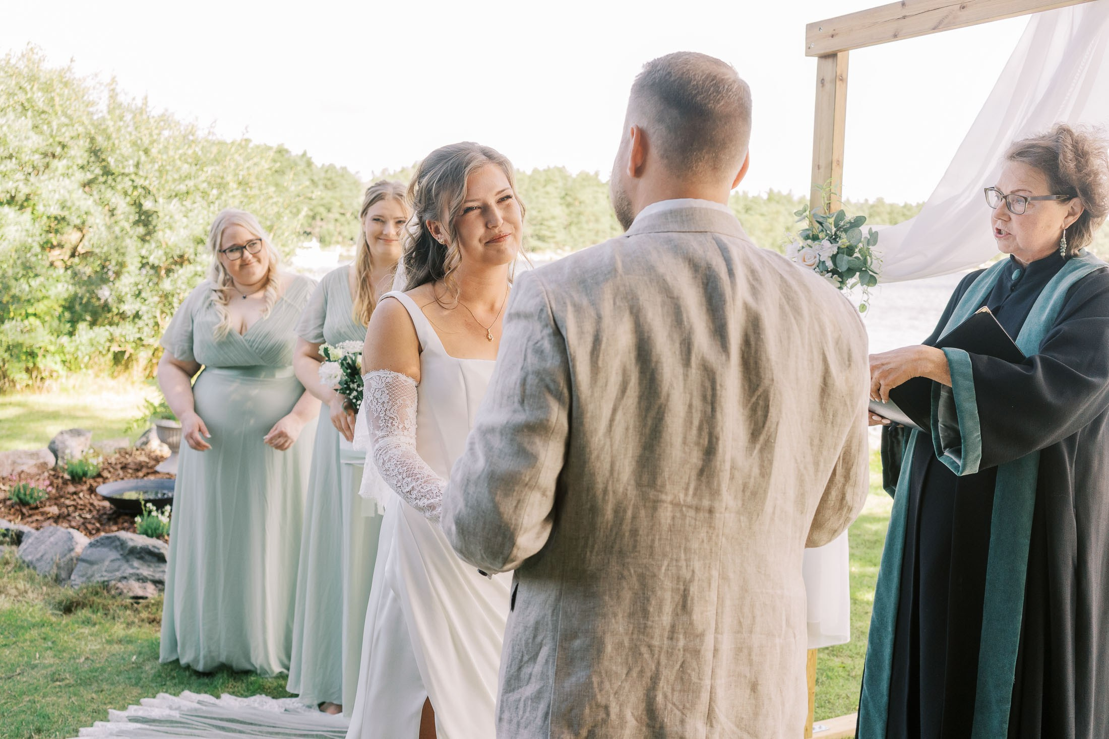 Meeri&Tuukka, kesäiset puutarhahäät Hangossa. StudioHappyMoment | Hääkuvaaja Helsinki, tunteikas ja dokumentaarinen kuvaus