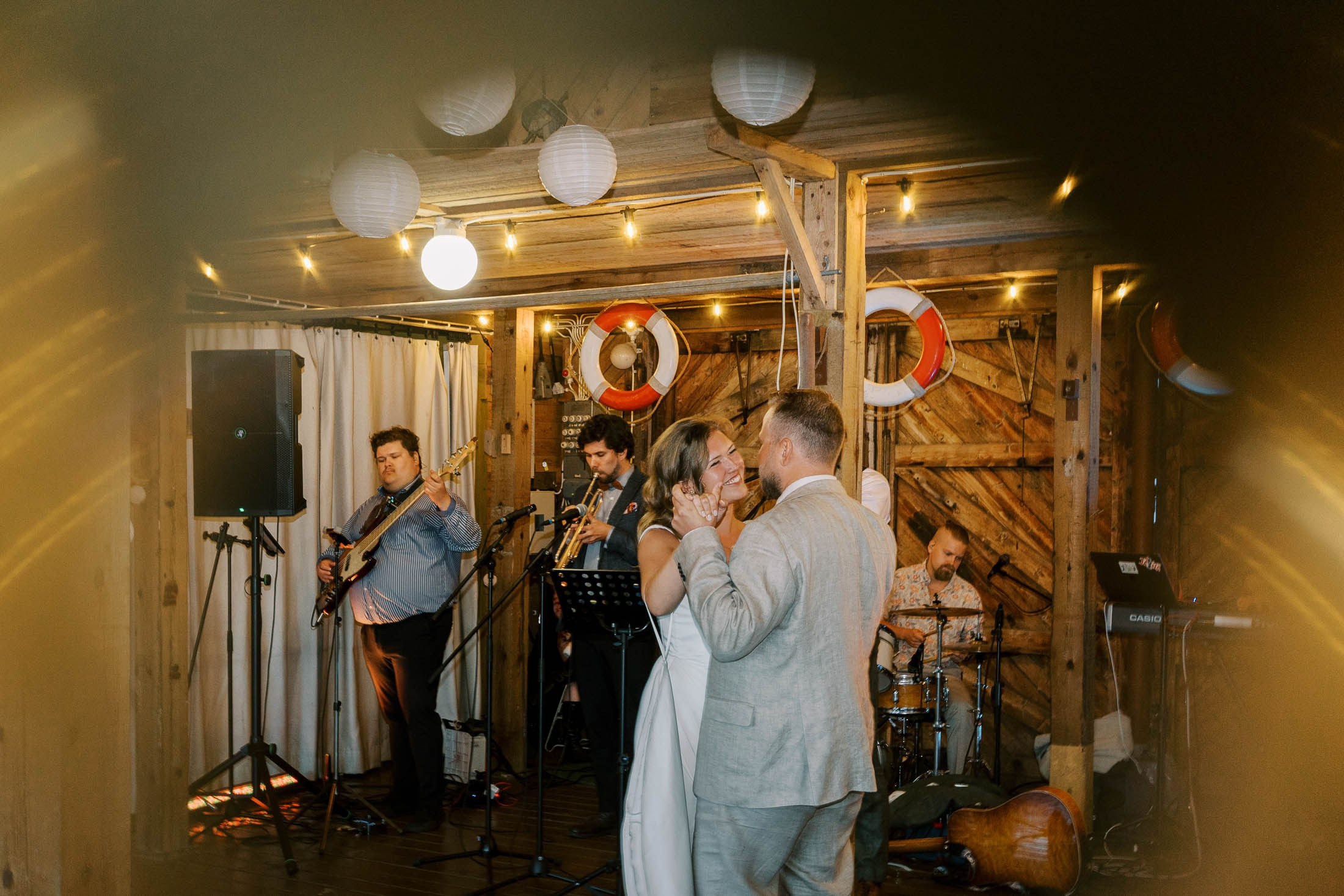 Meeri&Tuukka, kesäiset puutarhahäät Hangossa. StudioHappyMoment | Hääkuvaaja Helsinki, tunteikas ja dokumentaarinen kuvaus